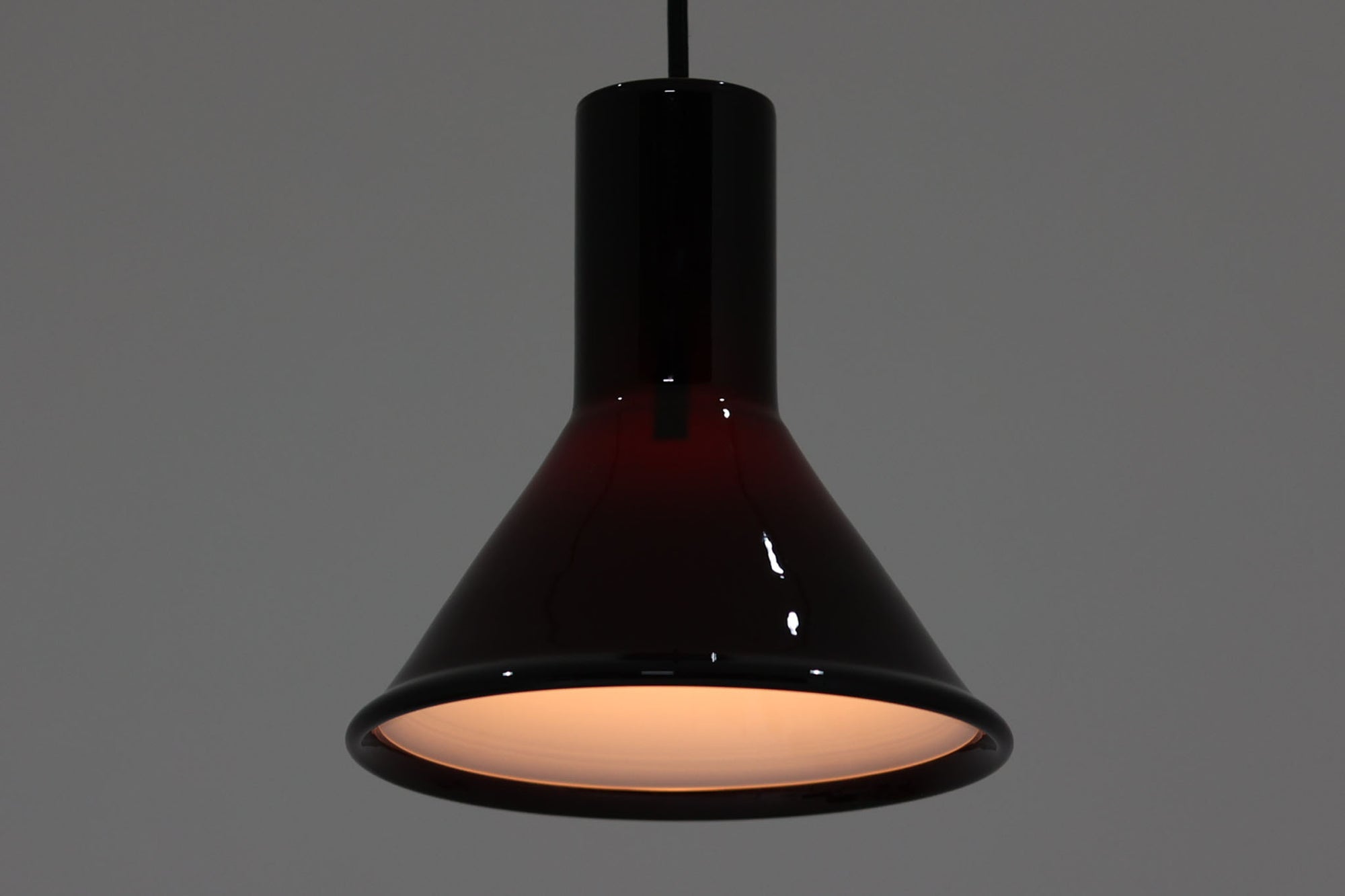 北欧より買い付けた、Holmgaard社製ビンテージランプです。照明部分はデンマークを代表する照明メーカーFog &amp; morup社によって作成されています。Holmgaard社のペンダントライトの中でも人気の「P&amp;T PENDEL」シリーズで内と外側の2層の色味が特徴的です。消灯＆点灯時にそれぞれ違った表情を見せてくれる素敵なデザインです。