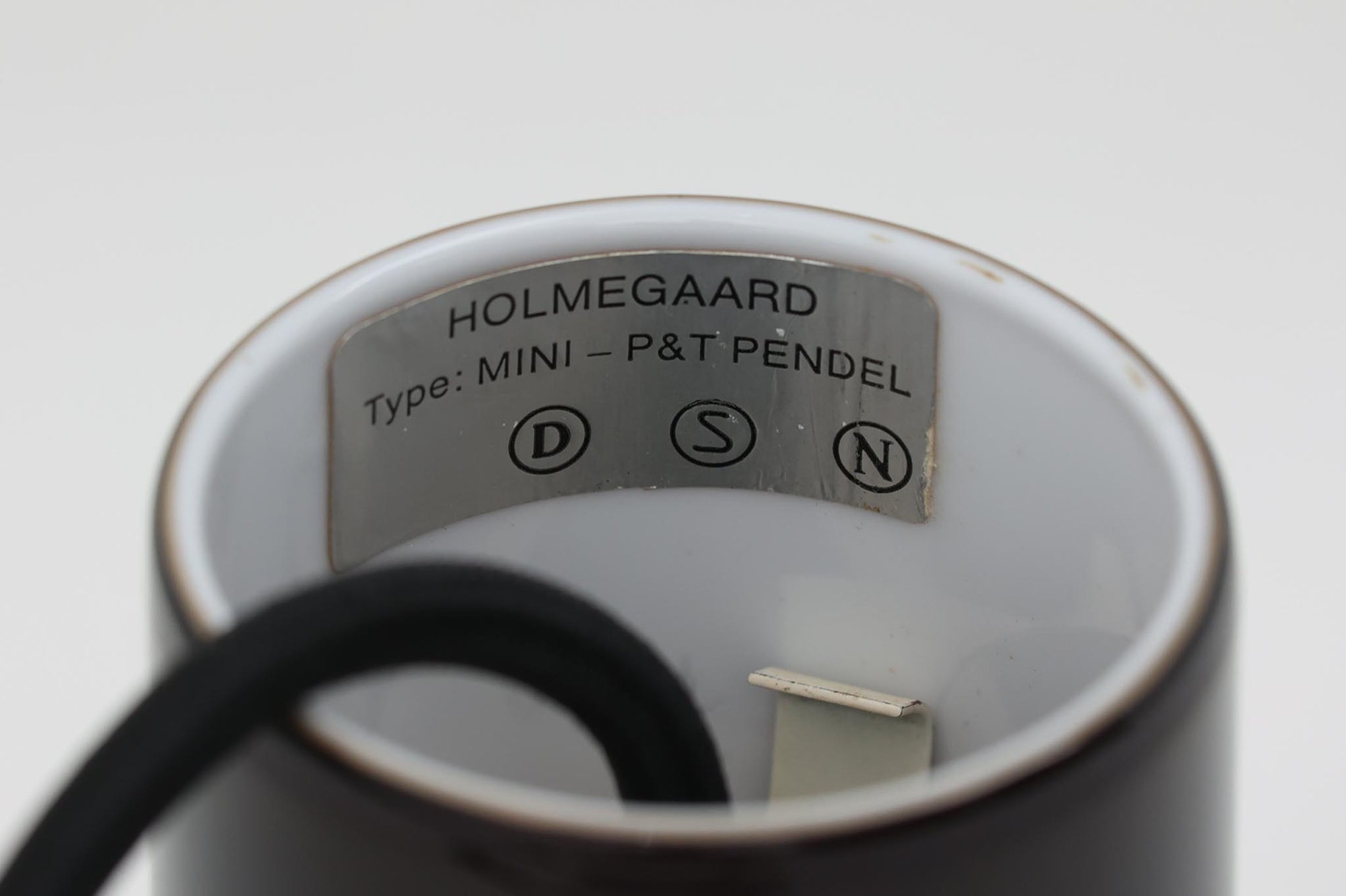 北欧より買い付けた、Holmgaard社製ビンテージランプです。照明部分はデンマークを代表する照明メーカーFog &amp; morup社によって作成されています。Holmgaard社のペンダントライトの中でも人気の「P&amp;T PENDEL」シリーズで内と外側の2層の色味が特徴的です。消灯＆点灯時にそれぞれ違った表情を見せてくれる素敵なデザインです。