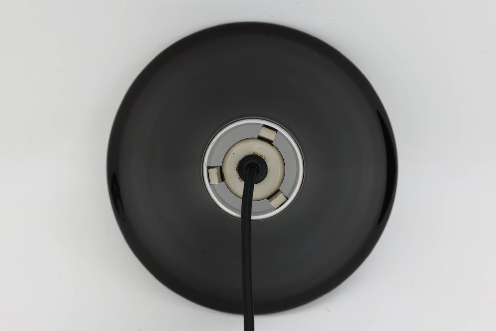 北欧より買い付けた、Holmgaard社製ビンテージランプです。照明部分はデンマークを代表する照明メーカーFog &amp; morup社によって作成されています。Holmgaard社のペンダントライトの中でも人気の「P&amp;T PENDEL」シリーズで内と外側の2層の色味が特徴的です。消灯＆点灯時にそれぞれ違った表情を見せてくれる素敵なデザインです。