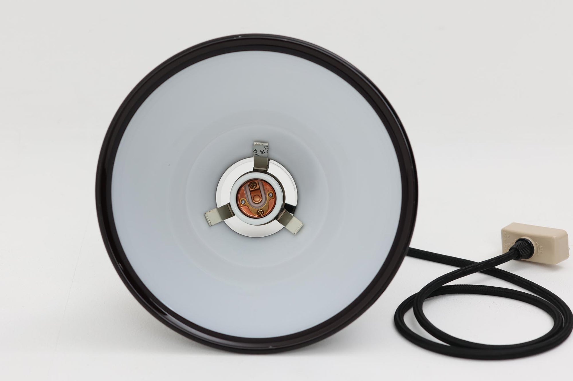 北欧より買い付けた、Holmgaard社製ビンテージランプです。照明部分はデンマークを代表する照明メーカーFog &amp; morup社によって作成されています。Holmgaard社のペンダントライトの中でも人気の「P&amp;T PENDEL」シリーズで内と外側の2層の色味が特徴的です。消灯＆点灯時にそれぞれ違った表情を見せてくれる素敵なデザインです。