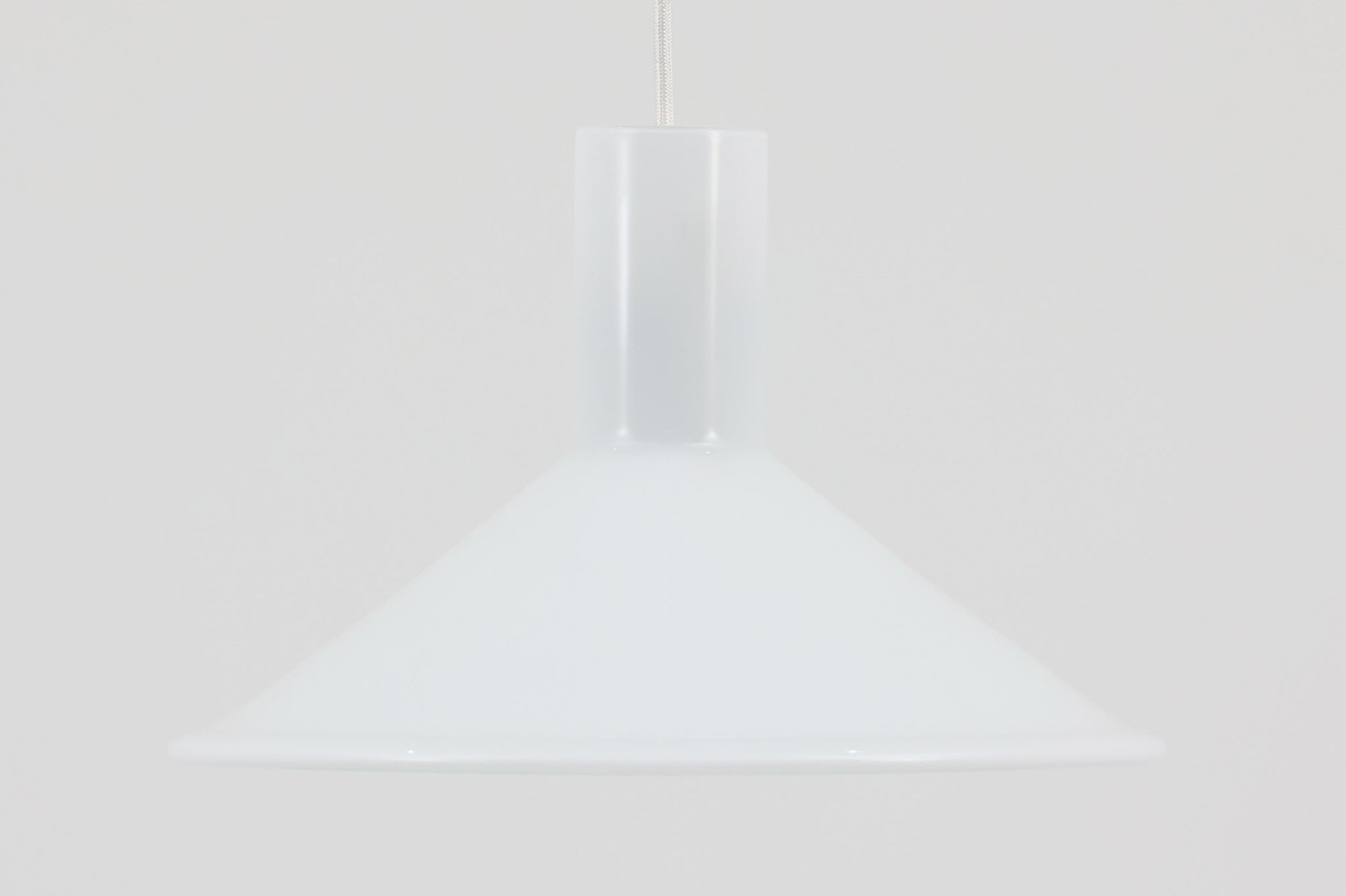 北欧より買い付けた、Holmgaard社製ビンテージランプです。照明部分はデンマークを代表する照明メーカーFog & morup社によって作成されています。Holmgaard社のペンダントライトの中でも人気の「P&T PENDEL」シリーズです。