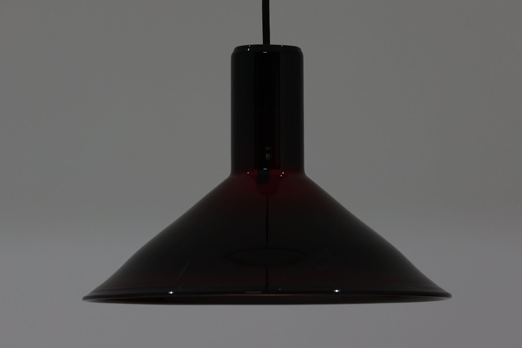 北欧より買い付けた、Holmgaard社製ビンテージランプです。照明部分はデンマークを代表する照明メーカーFog & morup社によって作成されています。Holmgaard社のペンダントライトの中でも人気の「P&T PENDEL」シリーズで内と外側の2層の色味が特徴的です。消灯＆点灯時にそれぞれ違った表情を見せてくれる素敵なデザインです。