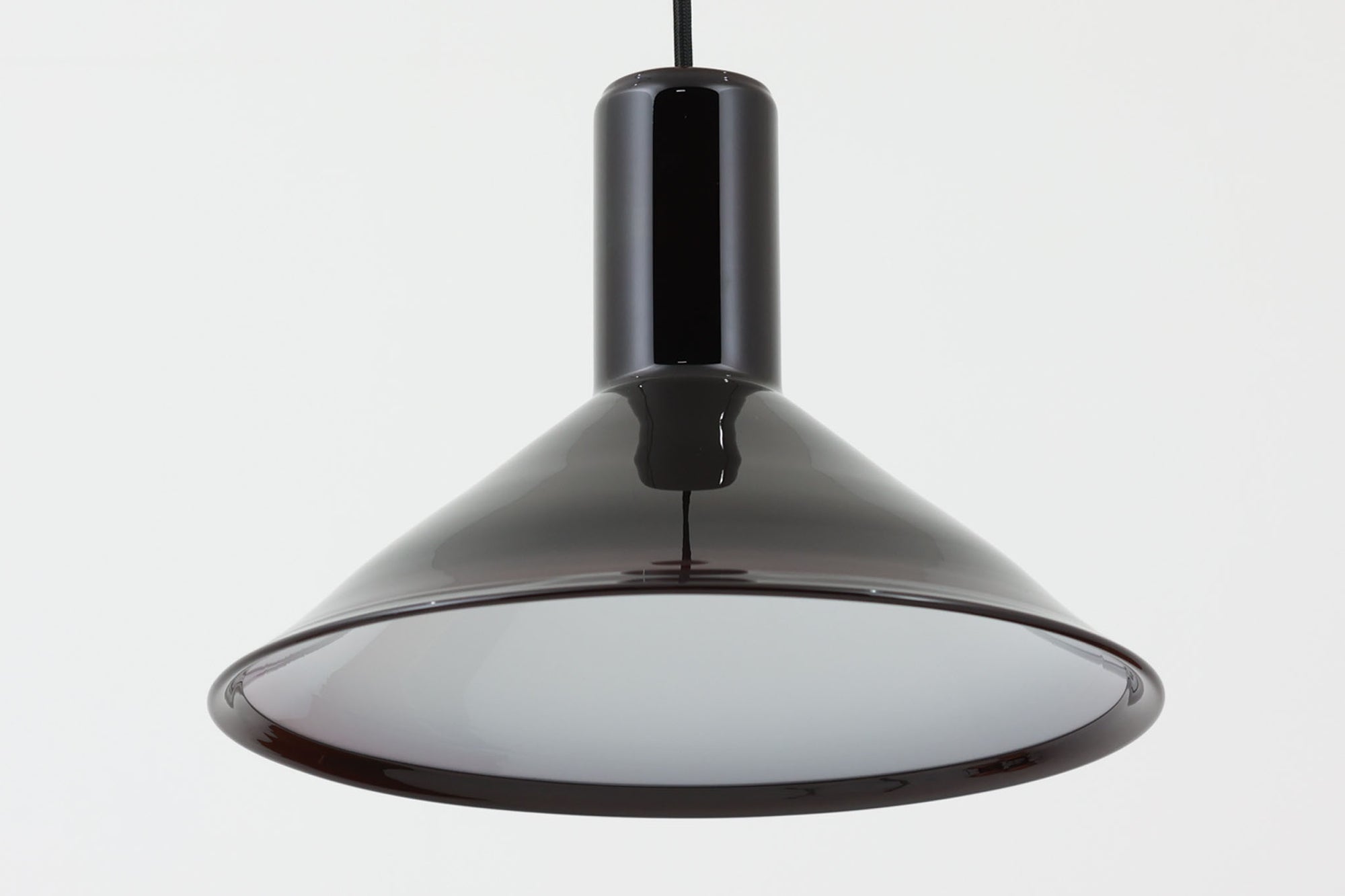 北欧より買い付けた、Holmgaard社製ビンテージランプです。照明部分はデンマークを代表する照明メーカーFog &amp; morup社によって作成されています。Holmgaard社のペンダントライトの中でも人気の「P&amp;T PENDEL」シリーズで内と外側の2層の色味が特徴的です。消灯＆点灯時にそれぞれ違った表情を見せてくれる素敵なデザインです。