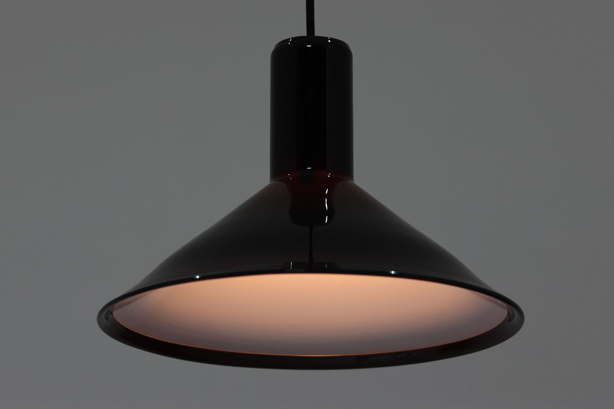 北欧より買い付けた、Holmgaard社製ビンテージランプです。照明部分はデンマークを代表する照明メーカーFog &amp; morup社によって作成されています。Holmgaard社のペンダントライトの中でも人気の「P&amp;T PENDEL」シリーズで内と外側の2層の色味が特徴的です。消灯＆点灯時にそれぞれ違った表情を見せてくれる素敵なデザインです。