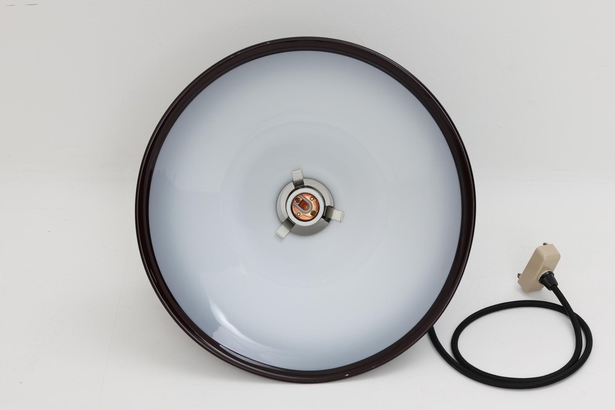 北欧より買い付けた、Holmgaard社製ビンテージランプです。照明部分はデンマークを代表する照明メーカーFog &amp; morup社によって作成されています。Holmgaard社のペンダントライトの中でも人気の「P&amp;T PENDEL」シリーズで内と外側の2層の色味が特徴的です。消灯＆点灯時にそれぞれ違った表情を見せてくれる素敵なデザインです。