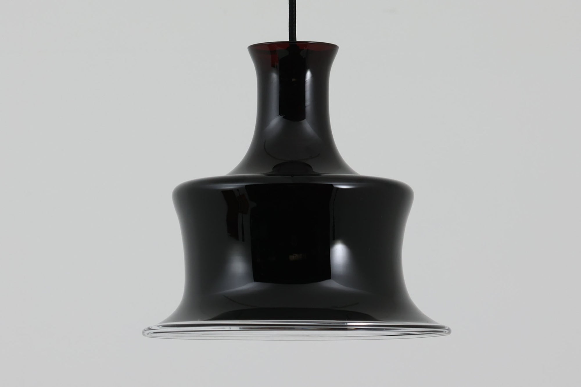 北欧で買い付けたHolmgaard(現Royal Copenhagen)社製のビンテージランプです。照明部分は、デンマークを代表する照明メーカーであるFog & morup社によって製造されました。1979年に発表された「Sonate」シリーズの一つで、通常はブラックですが、点灯時には深いパープルに変化し、当時のカタログでは「茄子色」として紹介されています。