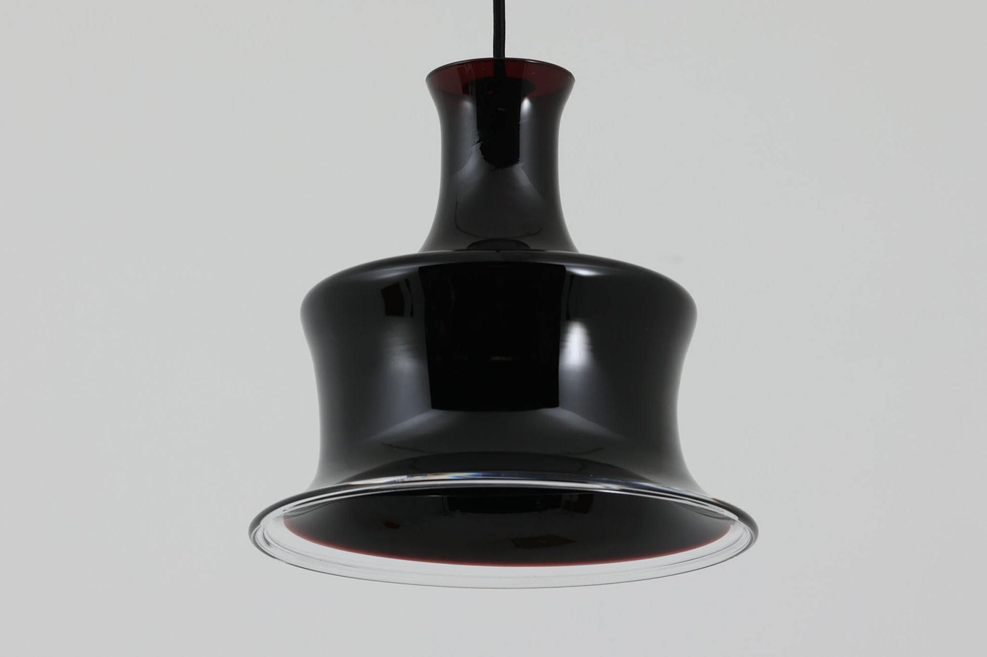 北欧で買い付けたHolmgaard(現Royal Copenhagen)社製のビンテージランプです。照明部分は、デンマークを代表する照明メーカーであるFog &amp; morup社によって製造されました。1979年に発表された「Sonate」シリーズの一つで、通常はブラックですが、点灯時には深いパープルに変化し、当時のカタログでは「茄子色」として紹介されています。