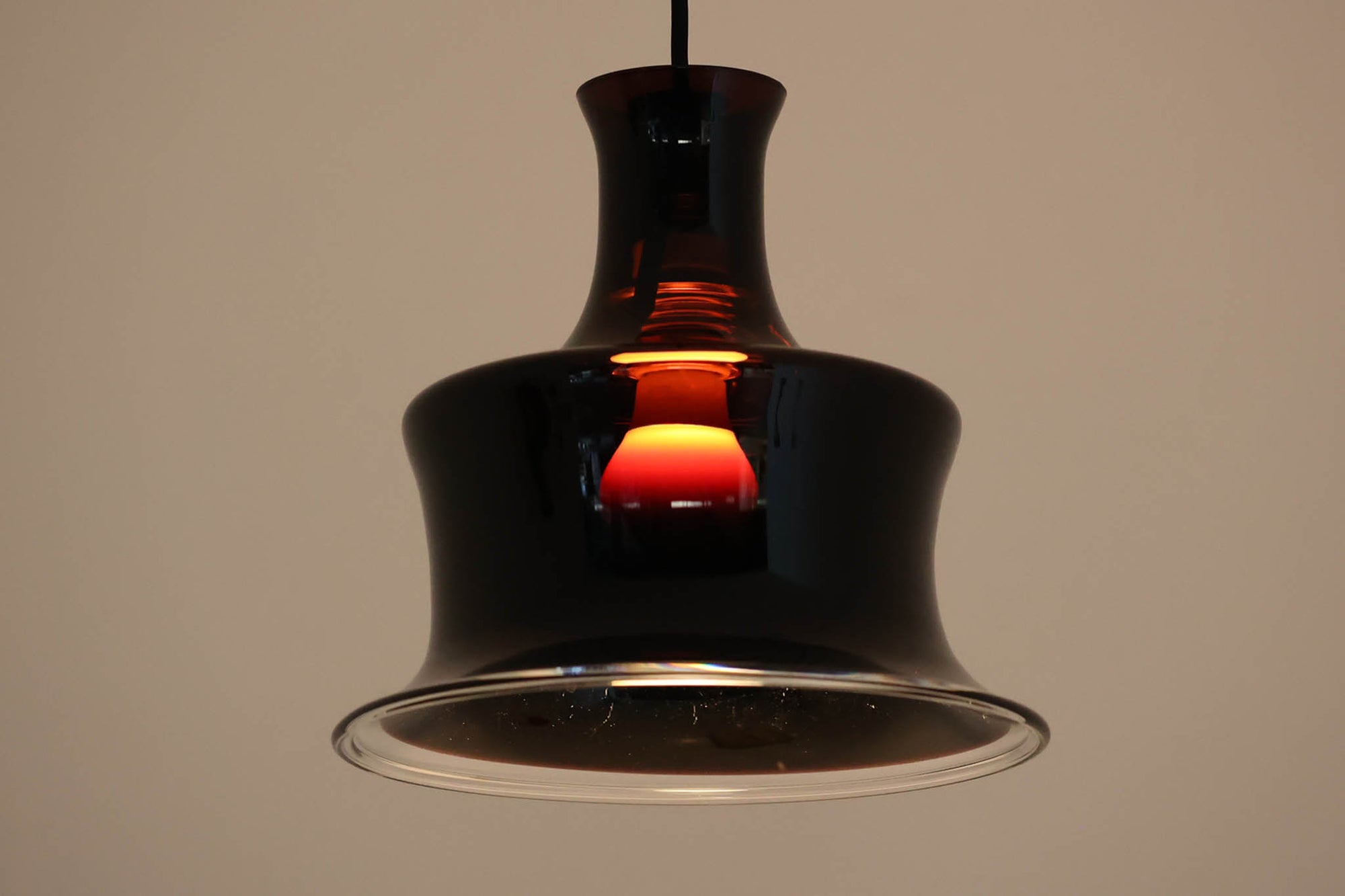 北欧で買い付けたHolmgaard(現Royal Copenhagen)社製のビンテージランプです。照明部分は、デンマークを代表する照明メーカーであるFog &amp; morup社によって製造されました。1979年に発表された「Sonate」シリーズの一つで、通常はブラックですが、点灯時には深いパープルに変化し、当時のカタログでは「茄子色」として紹介されています。