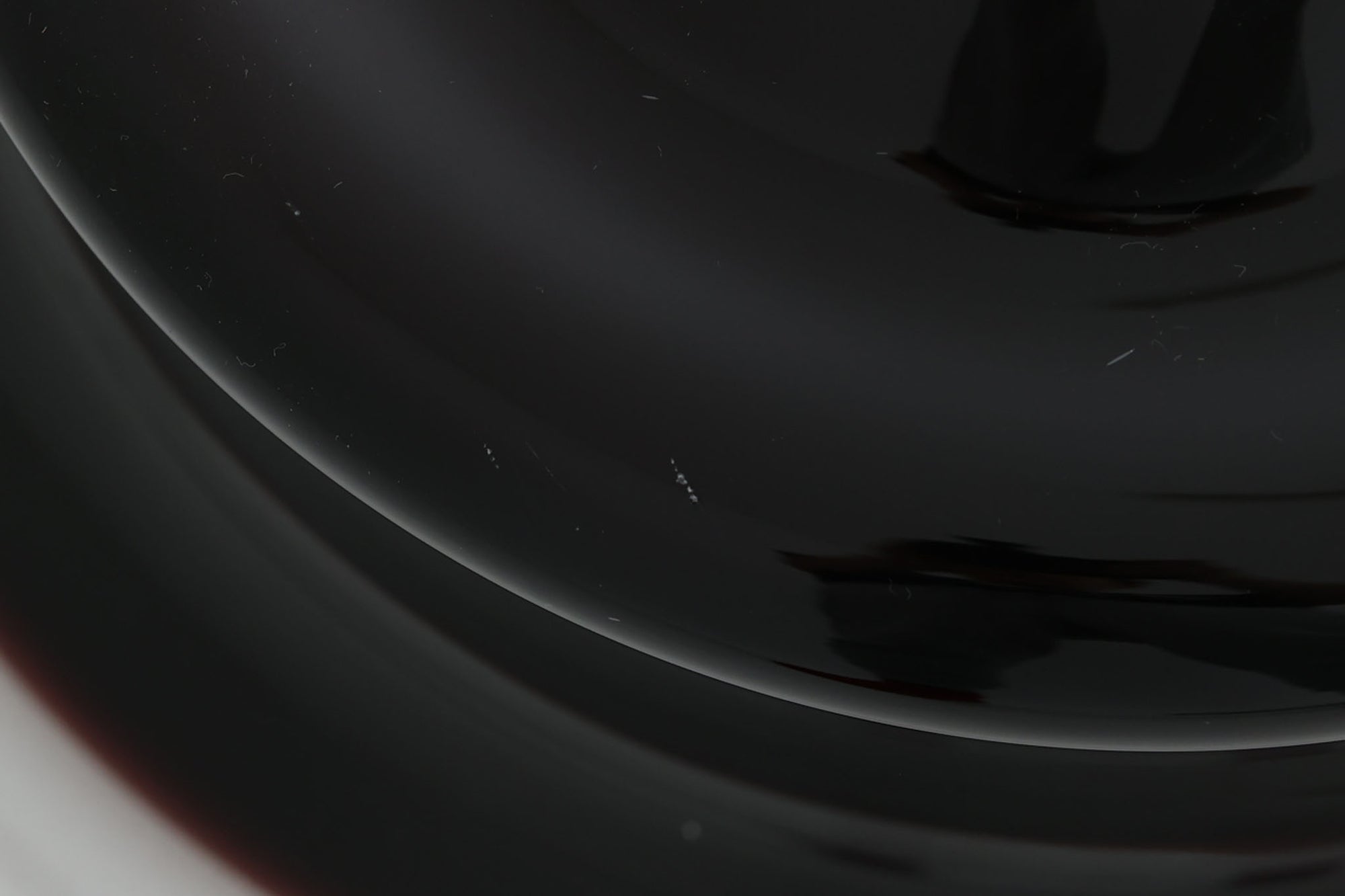 北欧で買い付けたHolmgaard(現Royal Copenhagen)社製のビンテージランプです。照明部分は、デンマークを代表する照明メーカーであるFog &amp; morup社によって製造されました。1979年に発表された「Sonate」シリーズの一つで、通常はブラックですが、点灯時には深いパープルに変化し、当時のカタログでは「茄子色」として紹介されています。