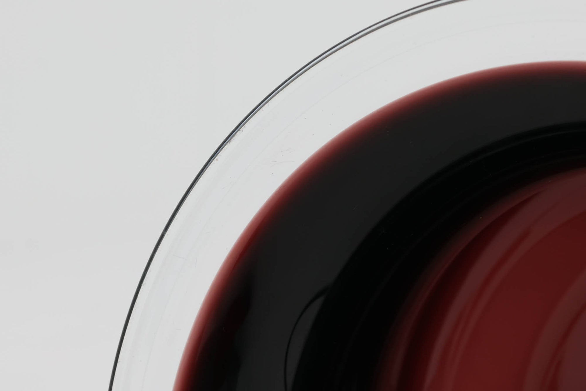 北欧で買い付けたHolmgaard(現Royal Copenhagen)社製のビンテージランプです。照明部分は、デンマークを代表する照明メーカーであるFog &amp; morup社によって製造されました。1979年に発表された「Sonate」シリーズの一つで、通常はブラックですが、点灯時には深いパープルに変化し、当時のカタログでは「茄子色」として紹介されています。