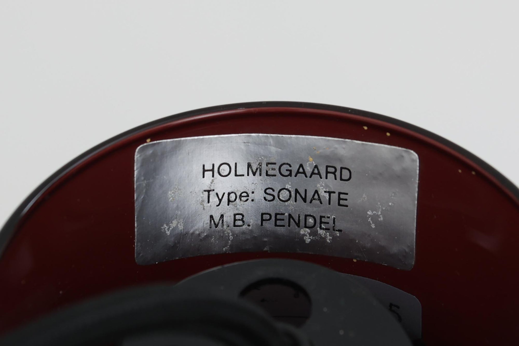 北欧で買い付けたHolmgaard(現Royal Copenhagen)社製のビンテージランプです。照明部分は、デンマークを代表する照明メーカーであるFog &amp; morup社によって製造されました。1979年に発表された「Sonate」シリーズの一つで、通常はブラックですが、点灯時には深いパープルに変化し、当時のカタログでは「茄子色」として紹介されています。