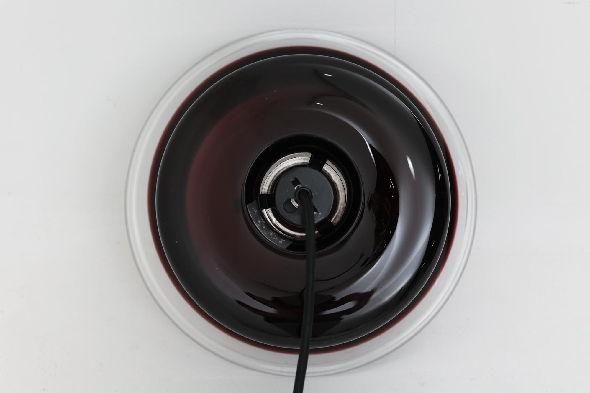 北欧で買い付けたHolmgaard(現Royal Copenhagen)社製のビンテージランプです。照明部分は、デンマークを代表する照明メーカーであるFog &amp; morup社によって製造されました。1979年に発表された「Sonate」シリーズの一つで、通常はブラックですが、点灯時には深いパープルに変化し、当時のカタログでは「茄子色」として紹介されています。