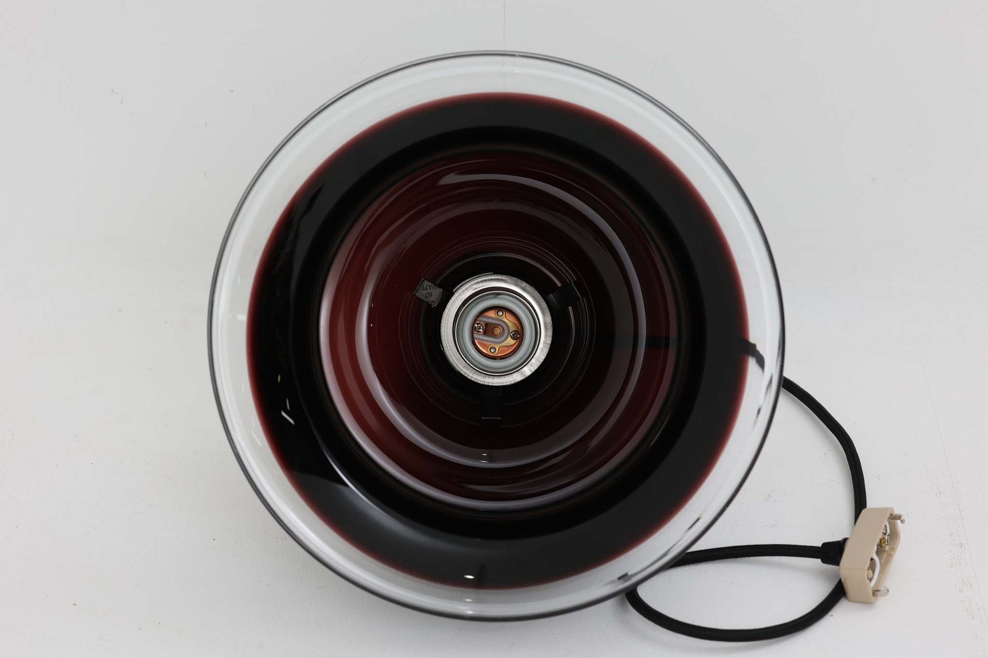 北欧で買い付けたHolmgaard(現Royal Copenhagen)社製のビンテージランプです。照明部分は、デンマークを代表する照明メーカーであるFog &amp; morup社によって製造されました。1979年に発表された「Sonate」シリーズの一つで、通常はブラックですが、点灯時には深いパープルに変化し、当時のカタログでは「茄子色」として紹介されています。