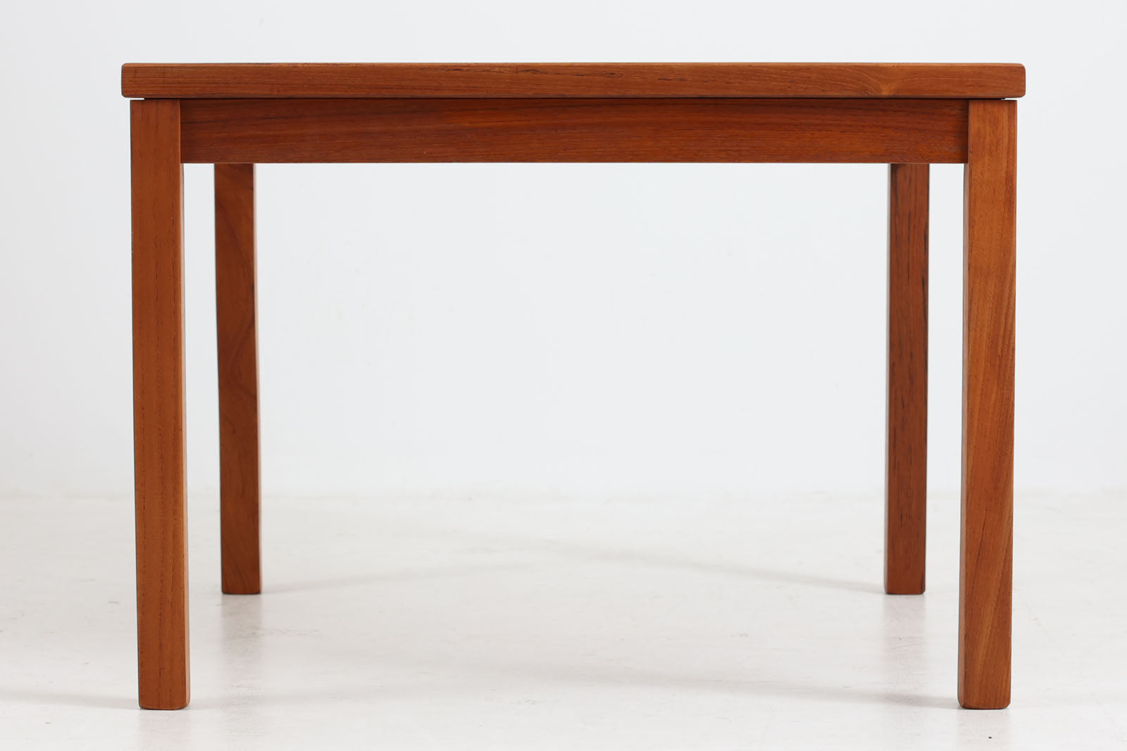 北欧より買い付けたセンターテーブルです。タイルがデザインポイントになっており、熱いコップなどをそのまま置く事が出来ます。本体には良質なチーク材が使用されています。