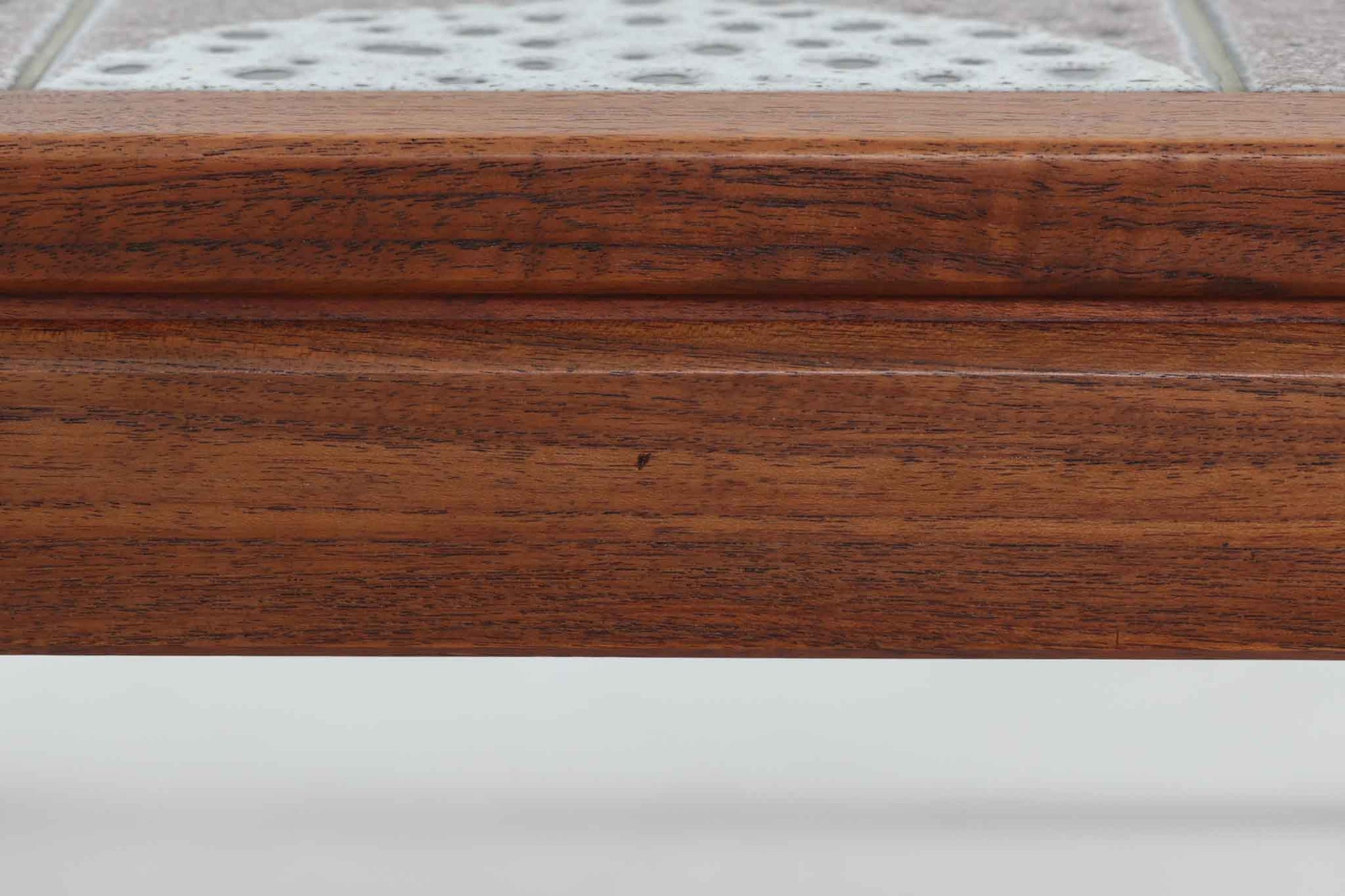 北欧より買い付けたセンターテーブルです。タイルがデザインポイントになっており、熱いコップなどをそのまま置く事が出来ます。本体には良質なチーク材が使用されています。