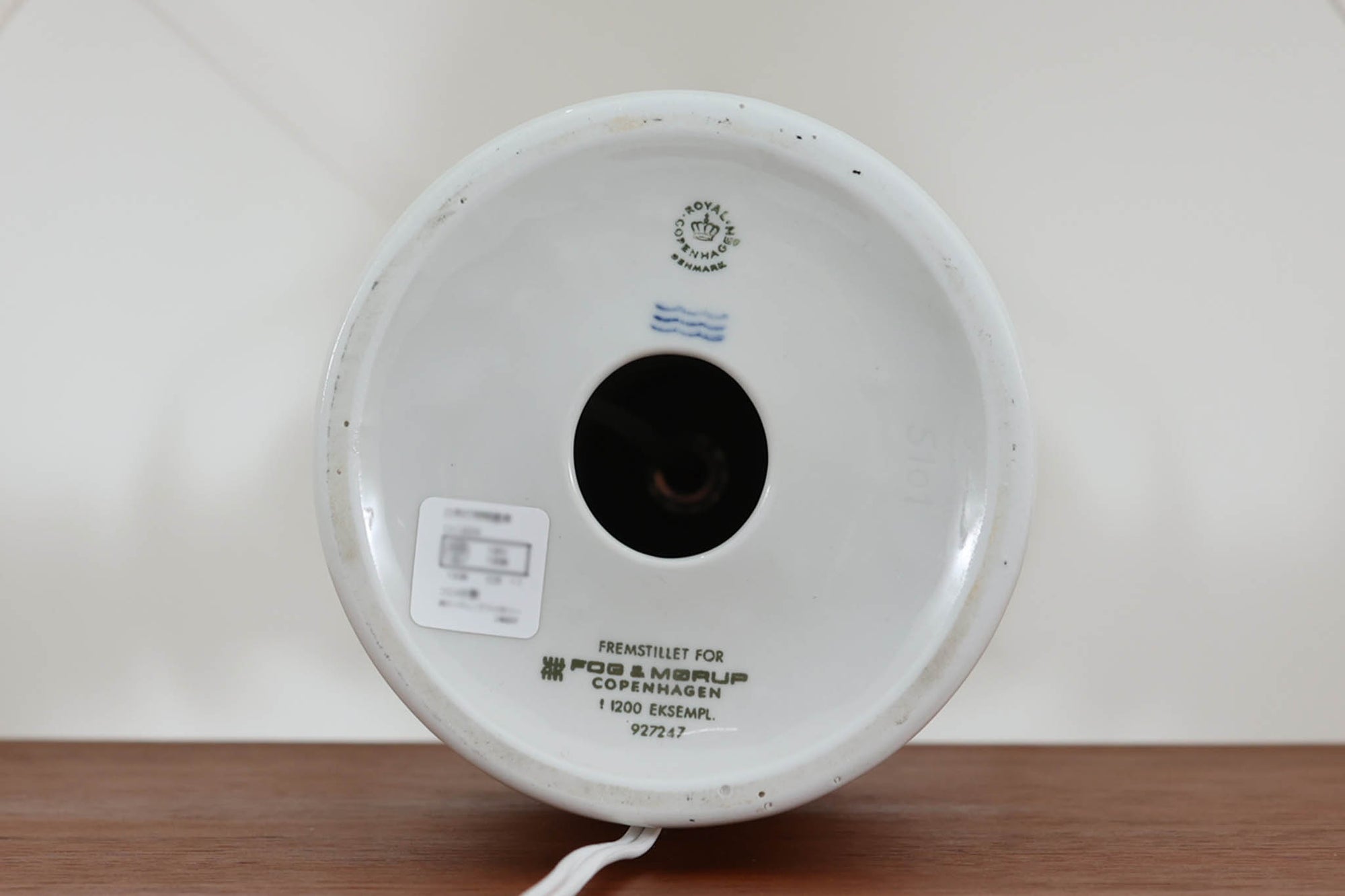 1960年代から1970年代にかけて、Royal CopenhagenとFog &amp; morupが共同で製造したテーブルランプです。このランプは、Royal Copenhagen社のセラミック製のベースに、Kai Langeがデザインした星座が描かれています。こちらは獅子座がテーマとなっており、ロゴより1975年から1979年の間に製造されたと推測されます。