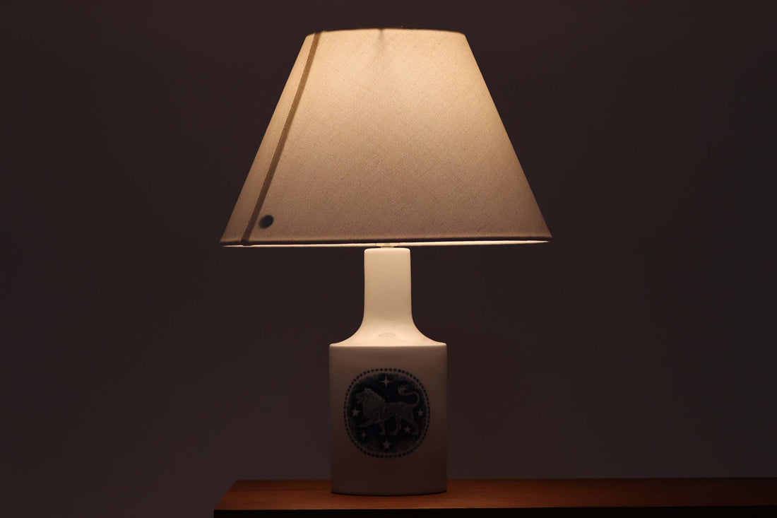 1960年代から1970年代にかけて、Royal CopenhagenとFog & morupが共同で製造したテーブルランプです。このランプは、Royal Copenhagen社のセラミック製のベースに、Kai Langeがデザインした星座が描かれています。こちらは獅子座がテーマとなっており、ロゴより1975年から1979年の間に製造されたと推測されます。