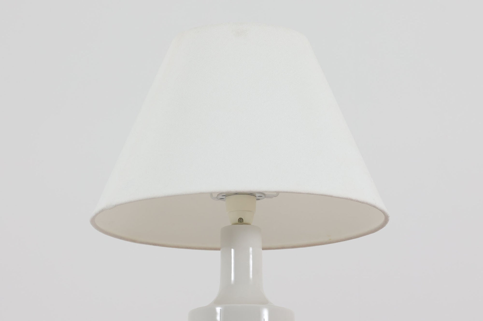 1960年代から1970年代にかけて、Royal CopenhagenとFog &amp; morupが共同で製造したテーブルランプです。このランプは、Royal Copenhagen社のセラミック製のベースに、Kai Langeがデザインした星座が描かれています。こちらは獅子座がテーマとなっており、ロゴより1975年から1979年の間に製造されたと推測されます。