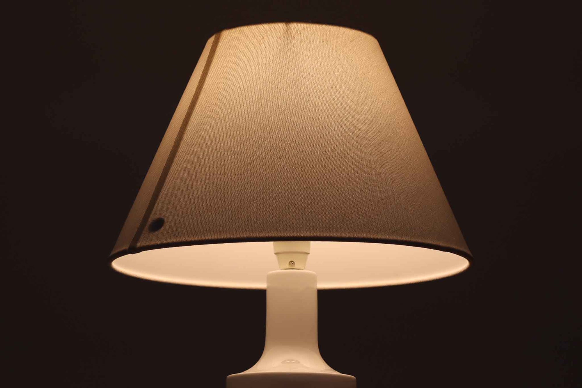 1960年代から1970年代にかけて、Royal CopenhagenとFog &amp; morupが共同で製造したテーブルランプです。このランプは、Royal Copenhagen社のセラミック製のベースに、Kai Langeがデザインした星座が描かれています。こちらは獅子座がテーマとなっており、ロゴより1975年から1979年の間に製造されたと推測されます。