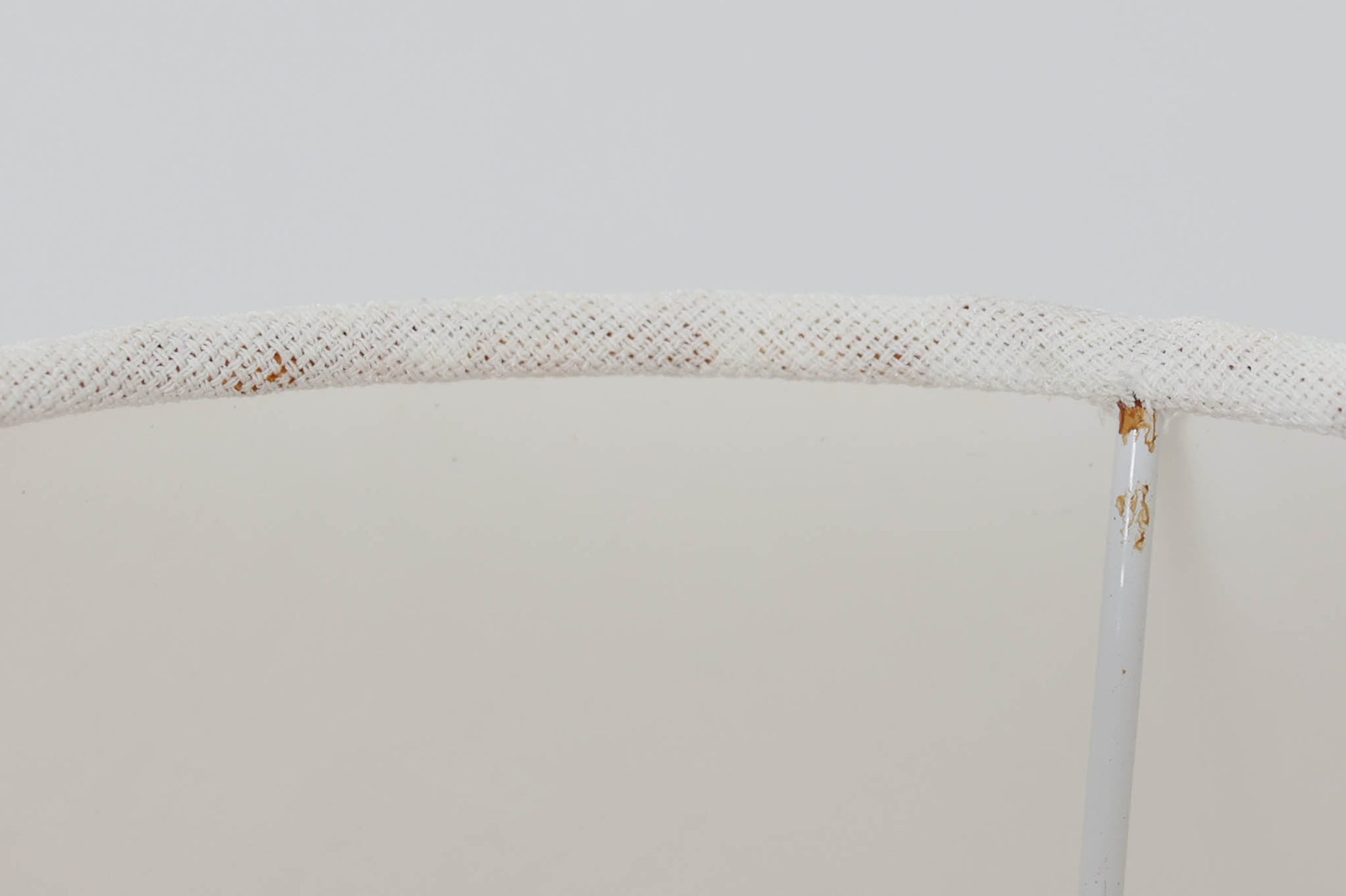 1960年代から1970年代にかけて、Royal CopenhagenとFog &amp; morupが共同で製造したテーブルランプです。このランプは、Royal Copenhagen社のセラミック製のベースに、Kai Langeがデザインした星座が描かれています。こちらは獅子座がテーマとなっており、ロゴより1975年から1979年の間に製造されたと推測されます。