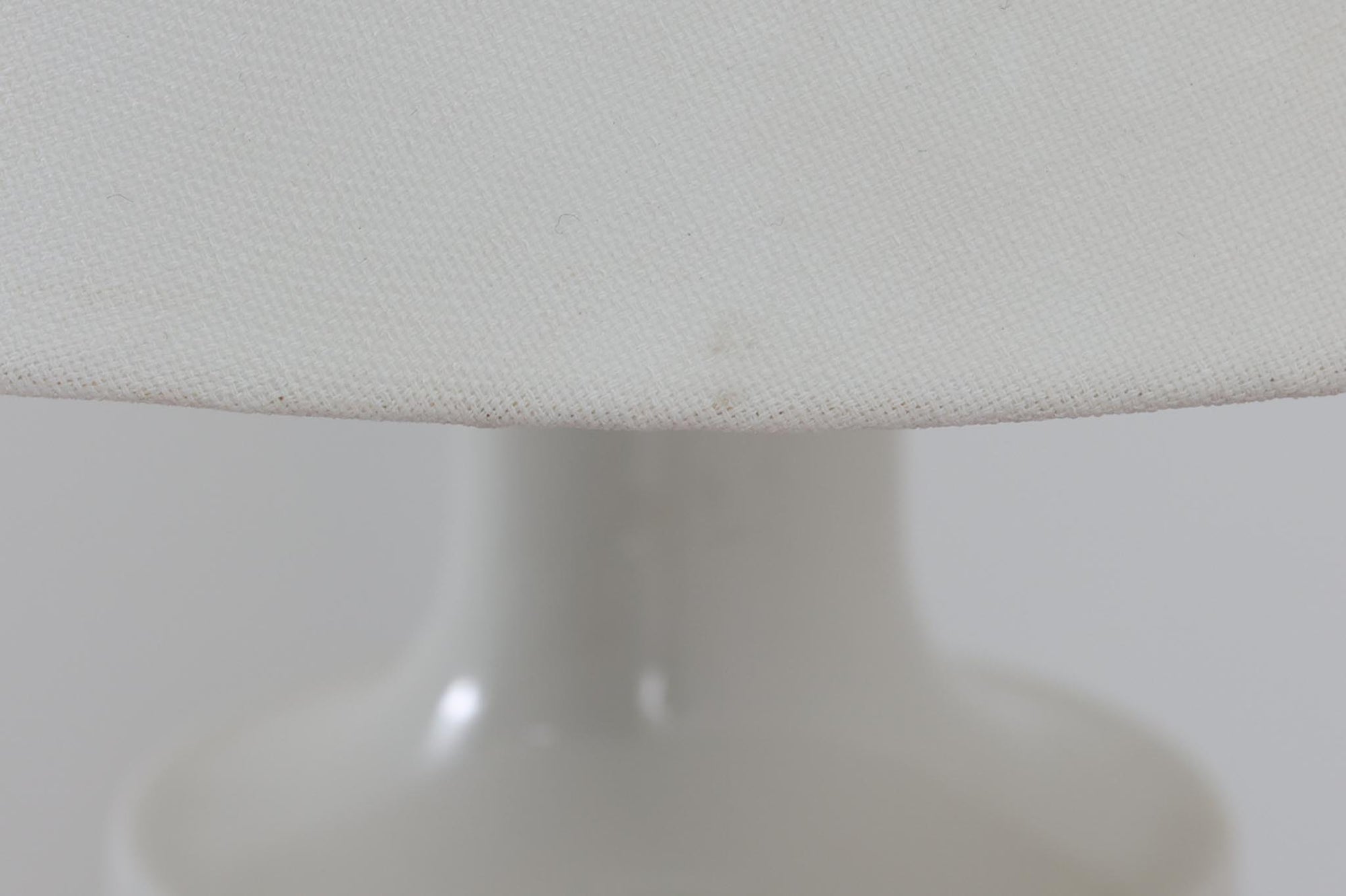 1960年代から1970年代にかけて、Royal CopenhagenとFog &amp; morupが共同で製造したテーブルランプです。このランプは、Royal Copenhagen社のセラミック製のベースに、Kai Langeがデザインした星座が描かれています。こちらは獅子座がテーマとなっており、ロゴより1975年から1979年の間に製造されたと推測されます。