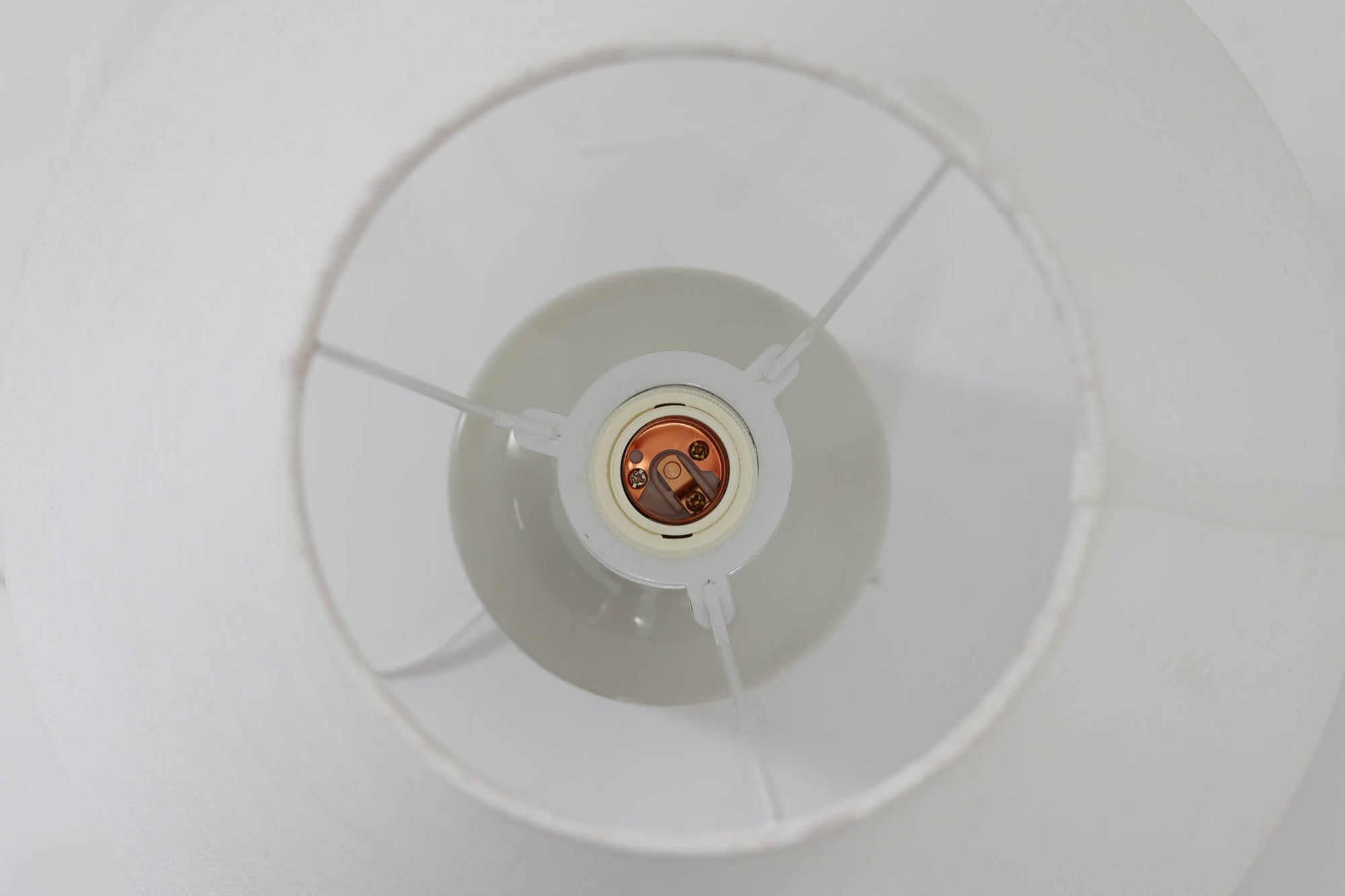 1960年代から1970年代にかけて、Royal CopenhagenとFog &amp; morupが共同で製造したテーブルランプです。このランプは、Royal Copenhagen社のセラミック製のベースに、Kai Langeがデザインした星座が描かれています。こちらは獅子座がテーマとなっており、ロゴより1975年から1979年の間に製造されたと推測されます。