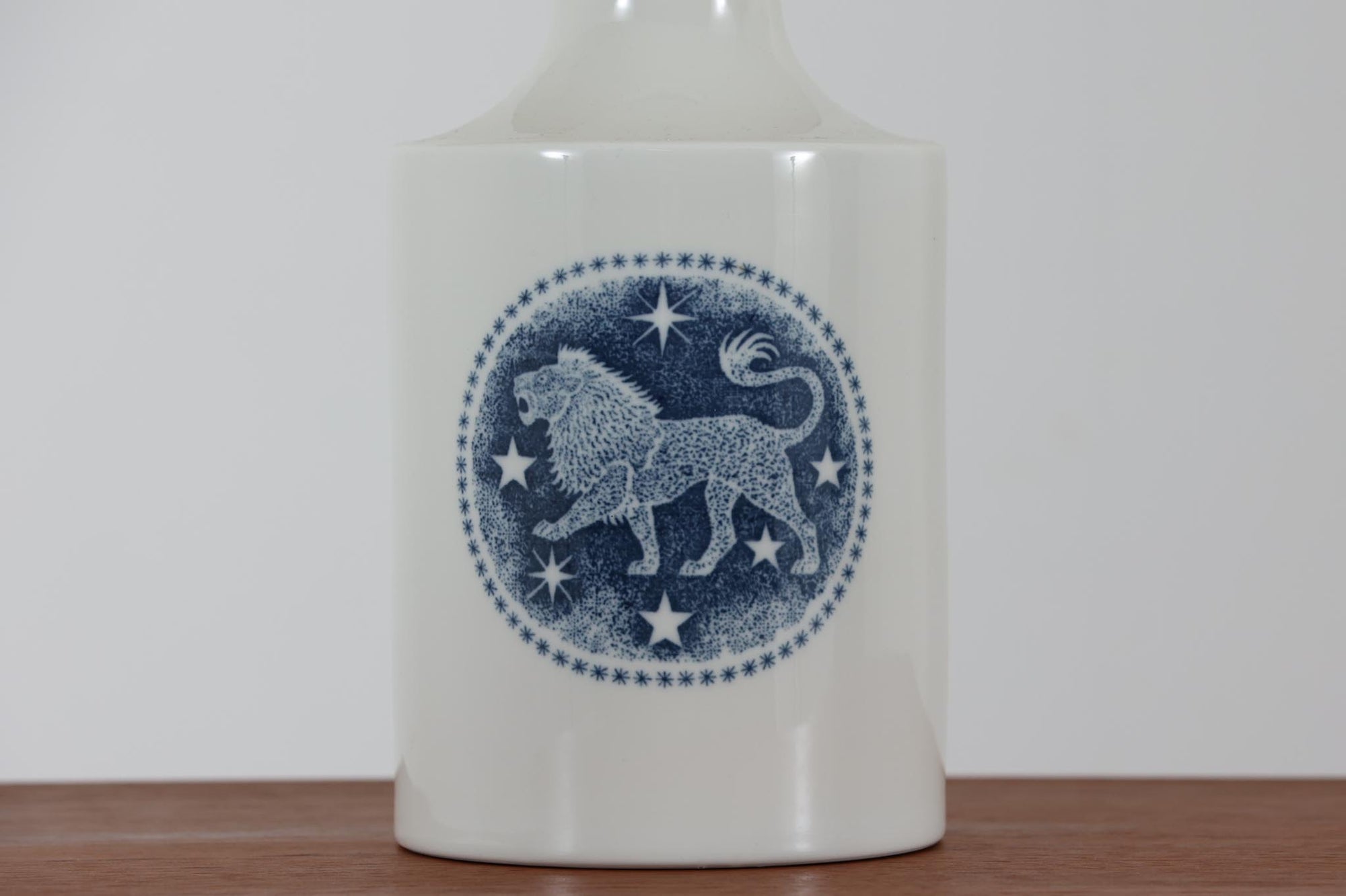 1960年代から1970年代にかけて、Royal CopenhagenとFog &amp; morupが共同で製造したテーブルランプです。このランプは、Royal Copenhagen社のセラミック製のベースに、Kai Langeがデザインした星座が描かれています。こちらは獅子座がテーマとなっており、ロゴより1975年から1979年の間に製造されたと推測されます。