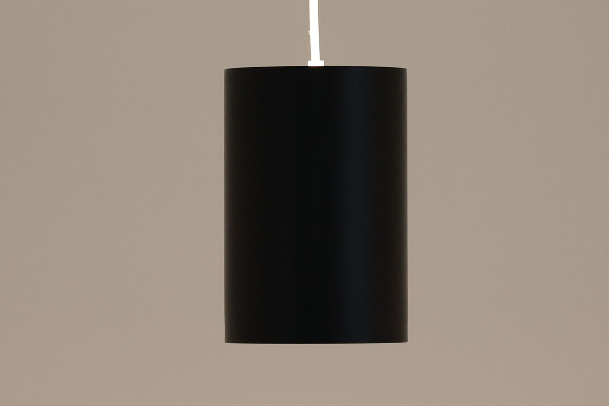 北欧より買い付けたペンダントランプです。シンプルな筒状の形状でお部屋を問わずご使用いただけます。Eila & John meilingデザインによる物です。