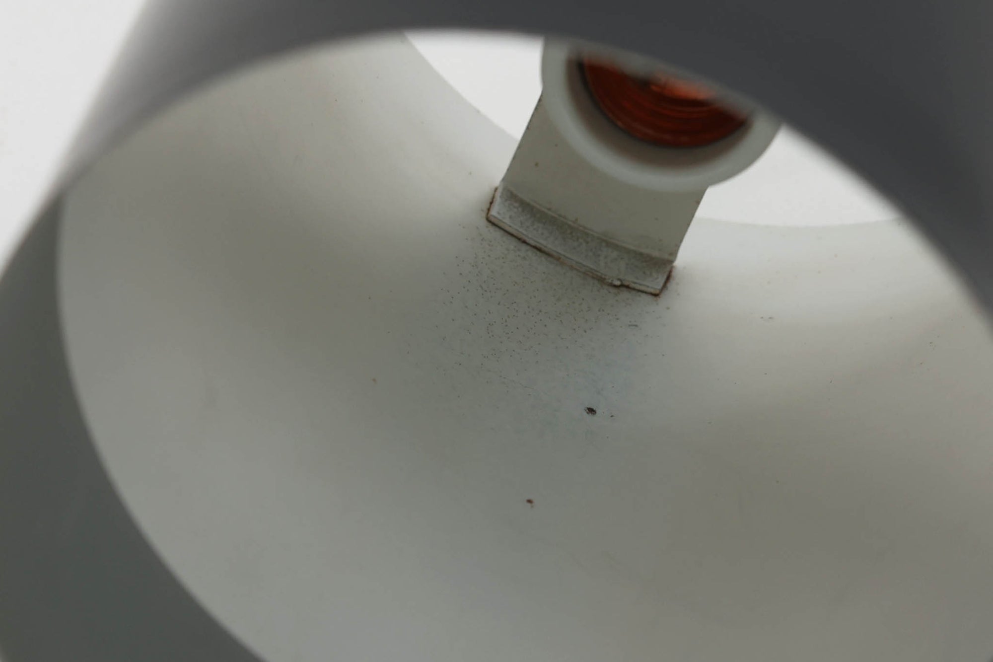 北欧より買い付けたペンダントランプです。シンプルな筒状の形状でお部屋を問わずご使用いただけます。Eila &amp; John meilingデザインによる物です。