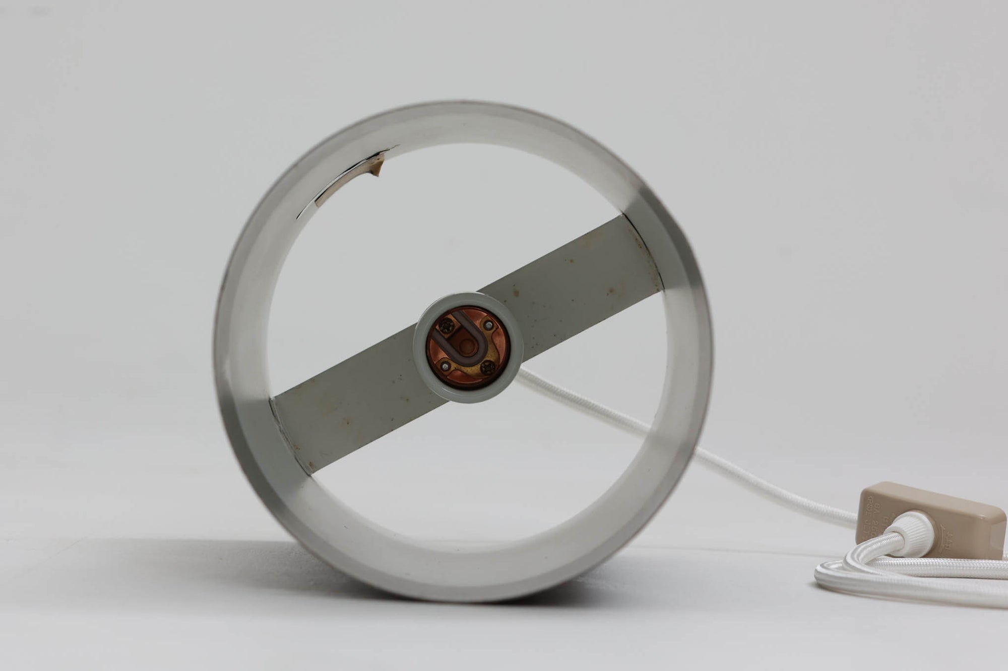 北欧より買い付けたペンダントランプです。シンプルな筒状の形状でお部屋を問わずご使用いただけます。Eila &amp; John meilingデザインによる物です。