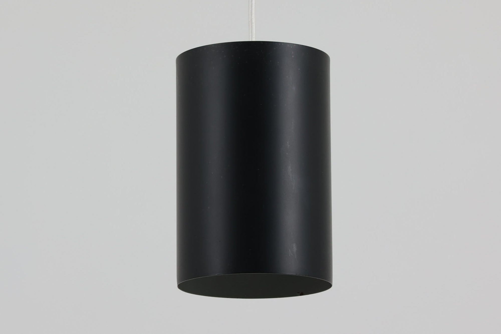 北欧より買い付けたペンダントランプです。シンプルな筒状の形状でお部屋を問わずご使用いただけます。Eila &amp; John meilingデザインによる物です。
