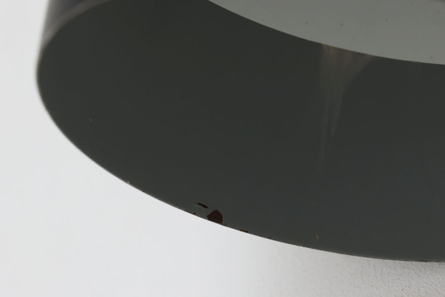 北欧より買い付けたペンダントランプです。シンプルな筒状の形状でお部屋を問わずご使用いただけます。Eila & John meilingデザインによる物です。