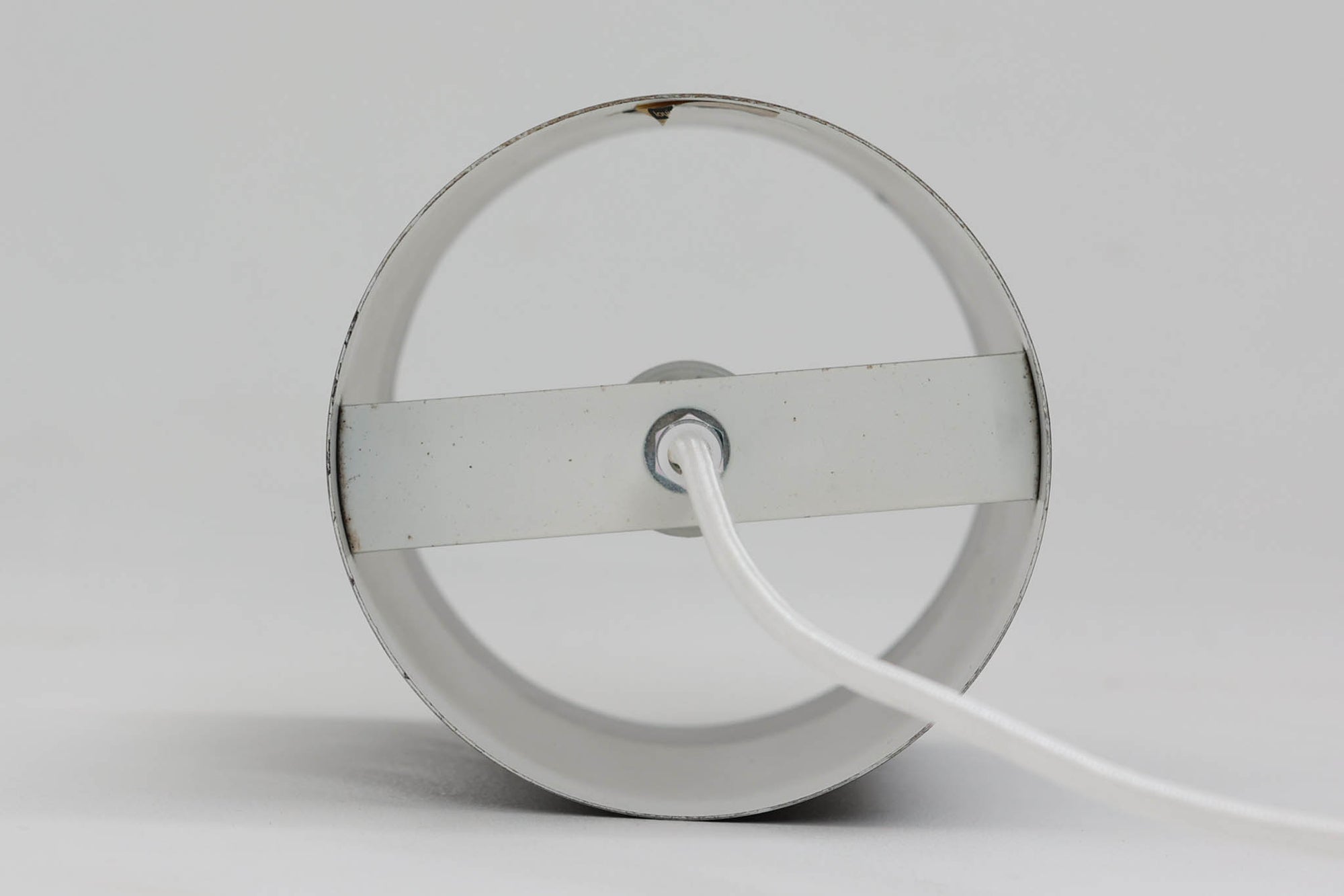 北欧より買い付けたペンダントランプです。シンプルな筒状の形状でお部屋を問わずご使用いただけます。Eila &amp; John meilingデザインによる物です。