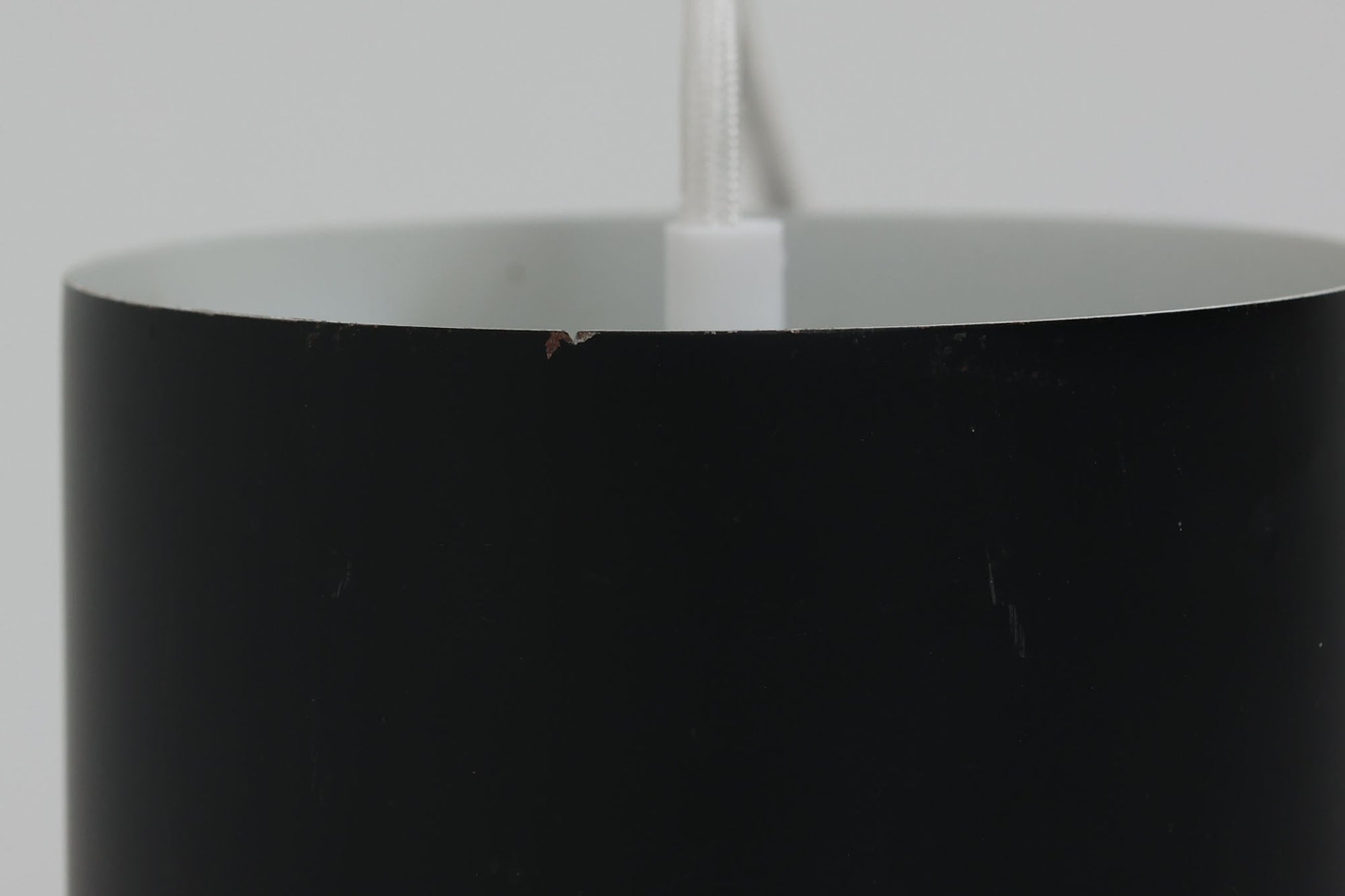 北欧より買い付けたペンダントランプです。シンプルな筒状の形状でお部屋を問わずご使用いただけます。Eila &amp; John meilingデザインによる物です。