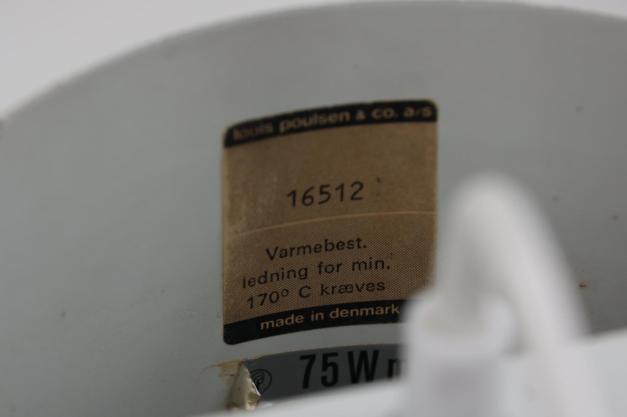 北欧より買い付けたペンダントランプです。シンプルな筒状の形状でお部屋を問わずご使用いただけます。Eila &amp; John meilingデザインによる物です。