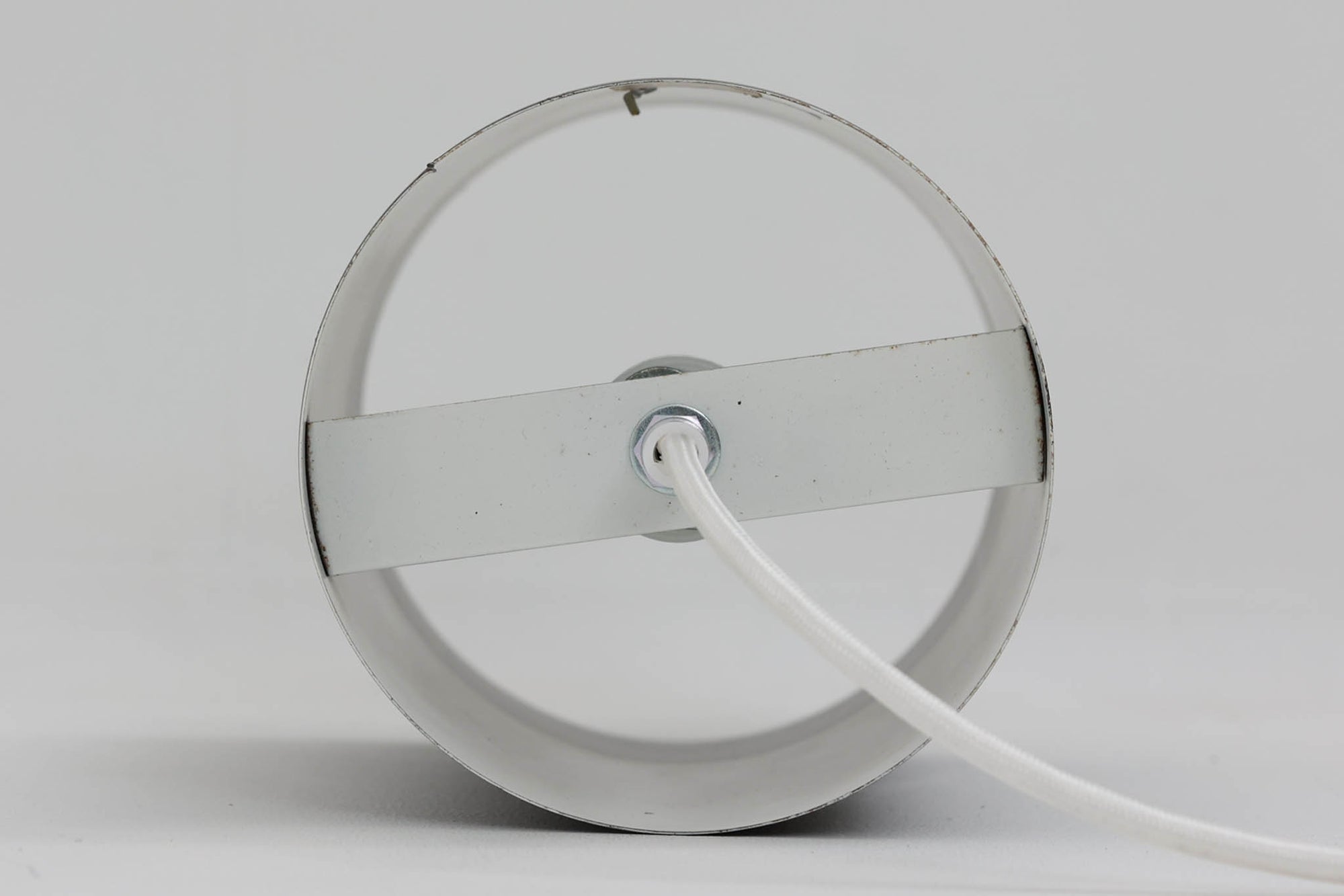 北欧より買い付けたペンダントランプです。シンプルな筒状の形状でお部屋を問わずご使用いただけます。Eila &amp; John meilingデザインによる物です。