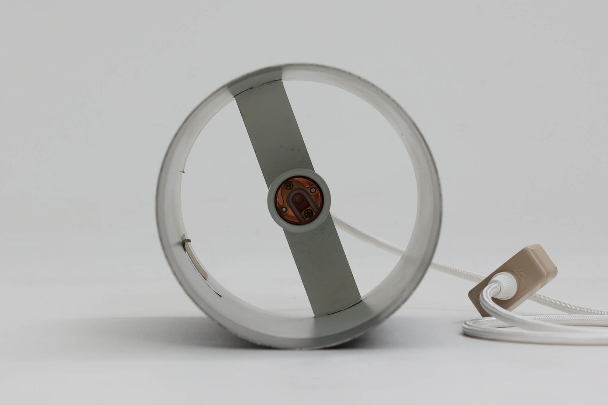 北欧より買い付けたペンダントランプです。シンプルな筒状の形状でお部屋を問わずご使用いただけます。Eila &amp; John meilingデザインによる物です。