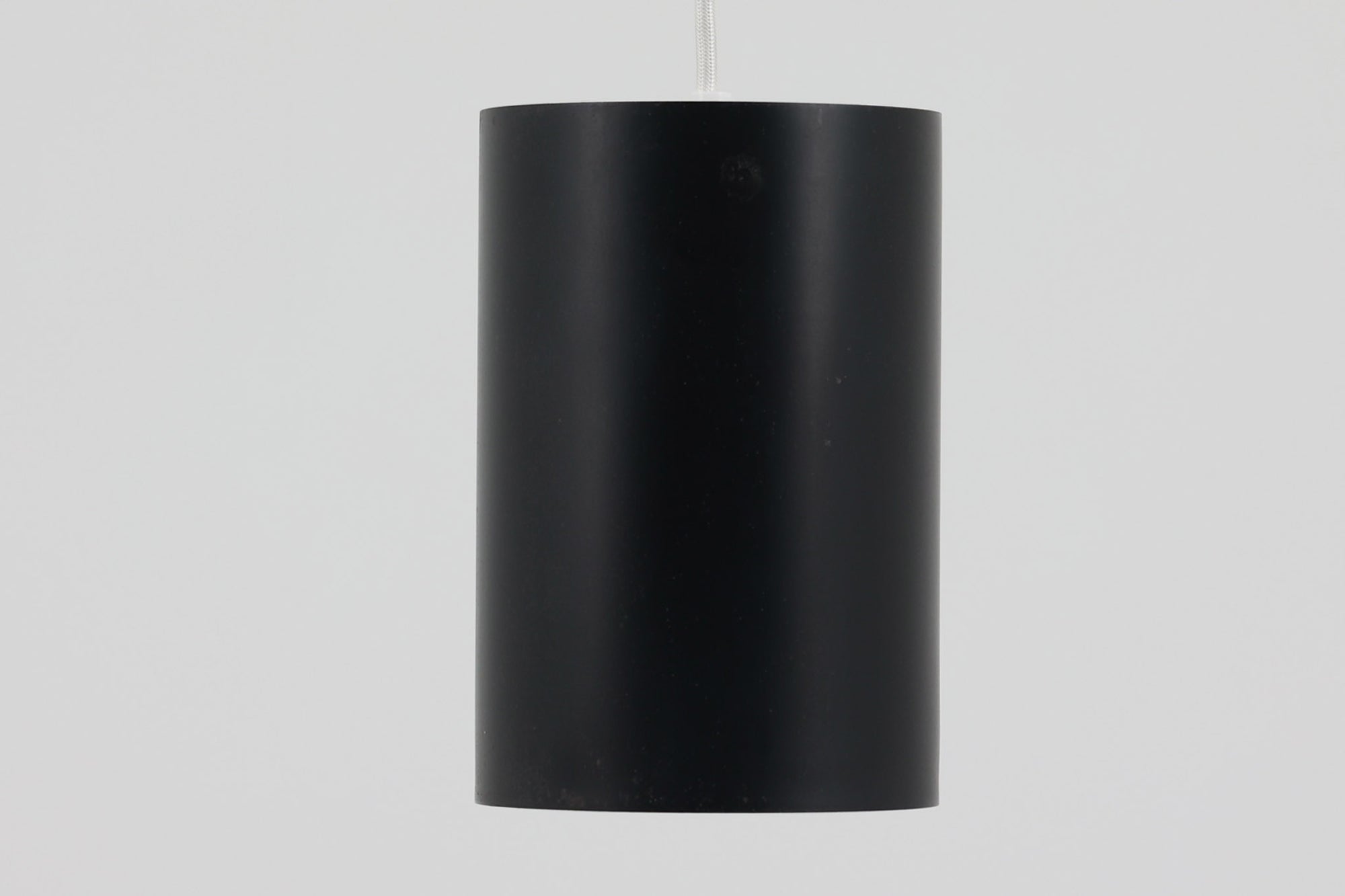 北欧より買い付けたペンダントランプです。シンプルな筒状の形状でお部屋を問わずご使用いただけます。Eila & John meilingデザインによる物です。