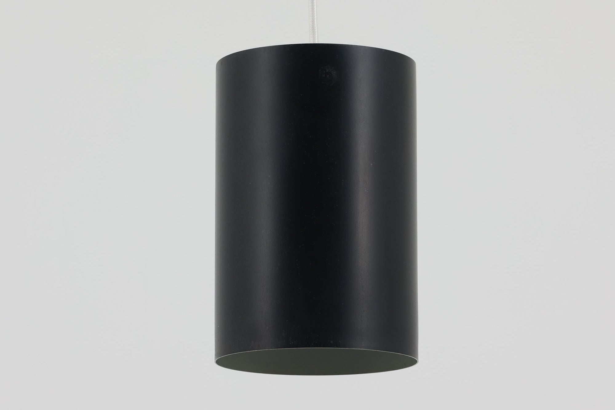 北欧より買い付けたペンダントランプです。シンプルな筒状の形状でお部屋を問わずご使用いただけます。Eila &amp; John meilingデザインによる物です。