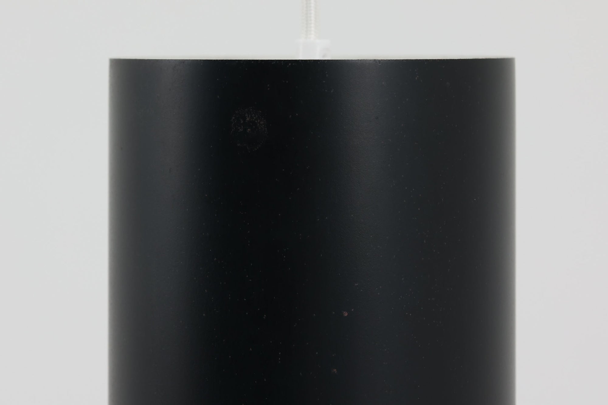 北欧より買い付けたペンダントランプです。シンプルな筒状の形状でお部屋を問わずご使用いただけます。Eila &amp; John meilingデザインによる物です。