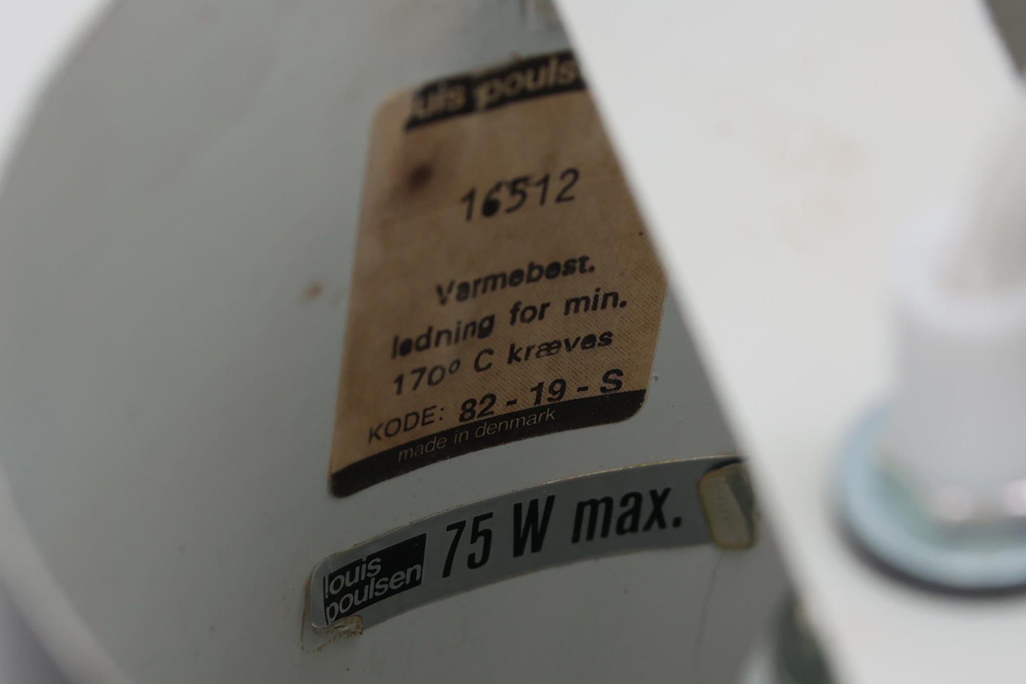 北欧より買い付けたペンダントランプです。シンプルな筒状の形状でお部屋を問わずご使用いただけます。Eila &amp; John meilingデザインによる物です。