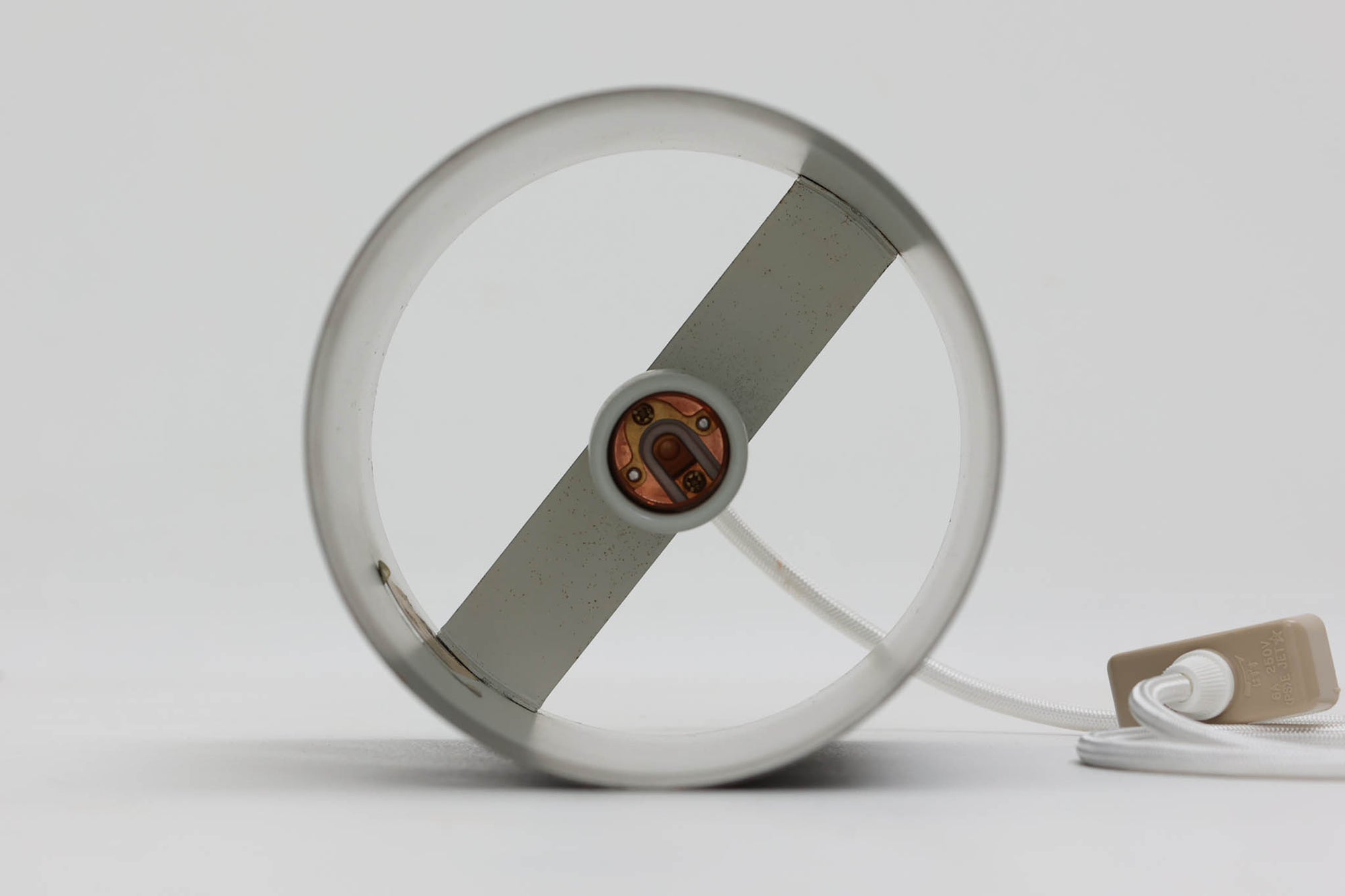 北欧より買い付けたペンダントランプです。シンプルな筒状の形状でお部屋を問わずご使用いただけます。Eila &amp; John meilingデザインによる物です。