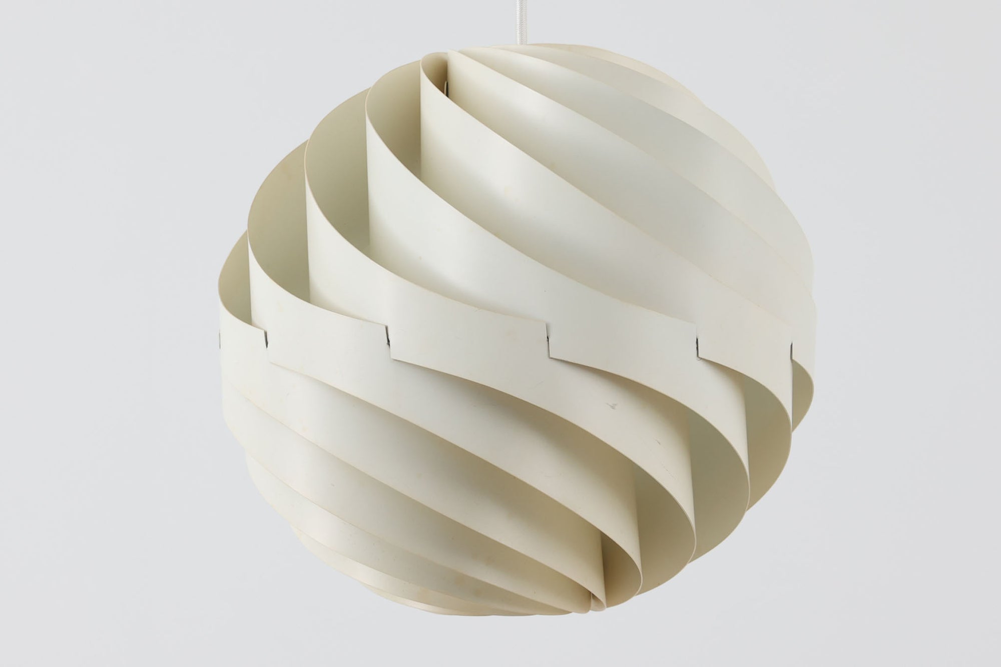 Louis Weisdorfによってデザインされた「Turbo」です。現在、GUBI社によって復刻されていますが、こちらはLyfa社製造のオリジナルモデルとなります。重なり合うアルミから漏れ出す光は、柔らかく温かみのある印象を与えてくれます。また、日本の和紙をモデルにデザインされたと言われており、日本の家屋にもよく調和するデザインです。