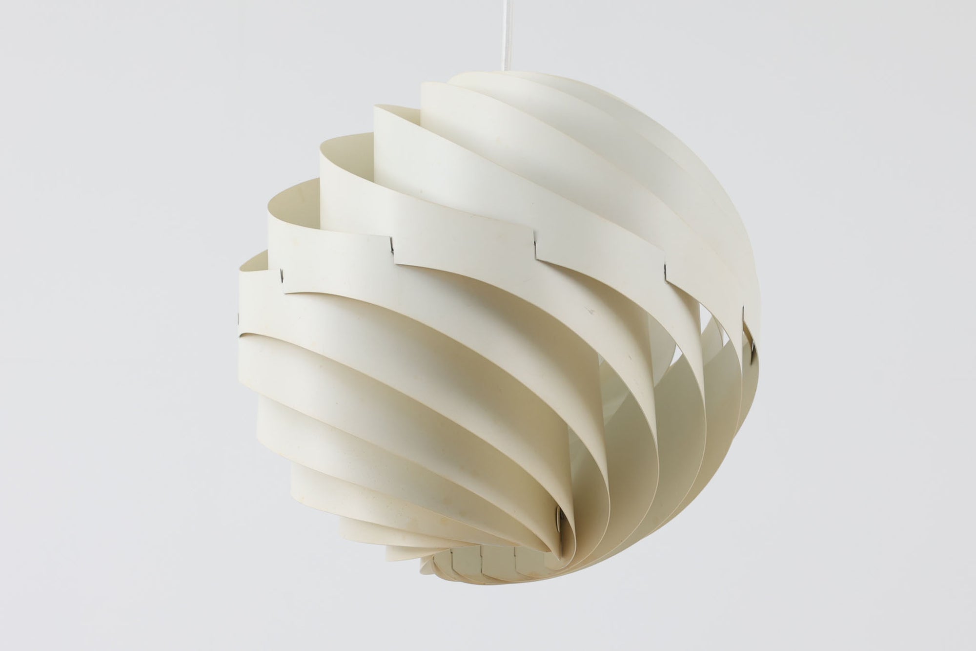 Louis Weisdorfによってデザインされた「Turbo」です。現在、GUBI社によって復刻されていますが、こちらはLyfa社製造のオリジナルモデルとなります。重なり合うアルミから漏れ出す光は、柔らかく温かみのある印象を与えてくれます。また、日本の和紙をモデルにデザインされたと言われており、日本の家屋にもよく調和するデザインです。