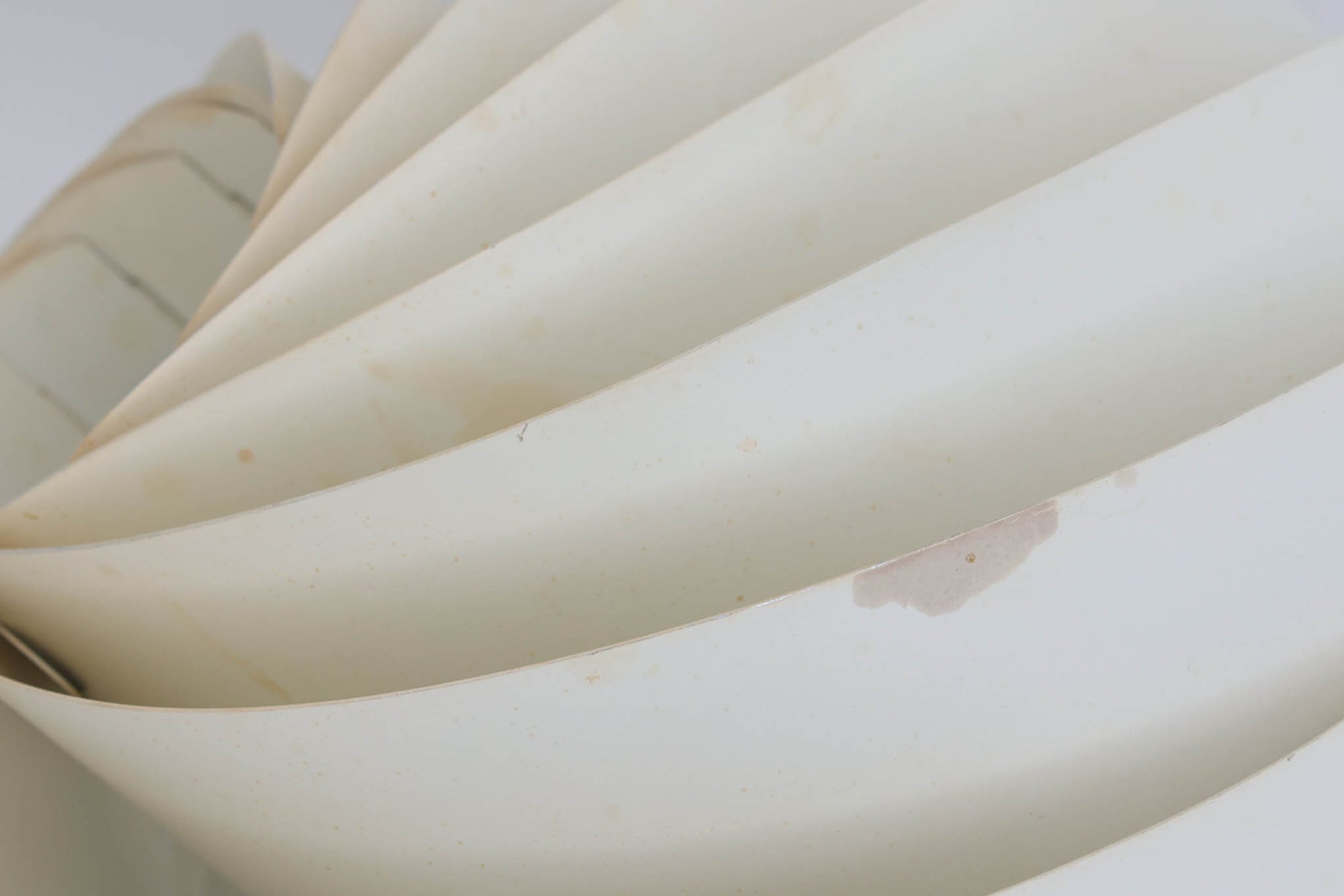 Louis Weisdorfによってデザインされた「Turbo」です。現在、GUBI社によって復刻されていますが、こちらはLyfa社製造のオリジナルモデルとなります。重なり合うアルミから漏れ出す光は、柔らかく温かみのある印象を与えてくれます。また、日本の和紙をモデルにデザインされたと言われており、日本の家屋にもよく調和するデザインです。