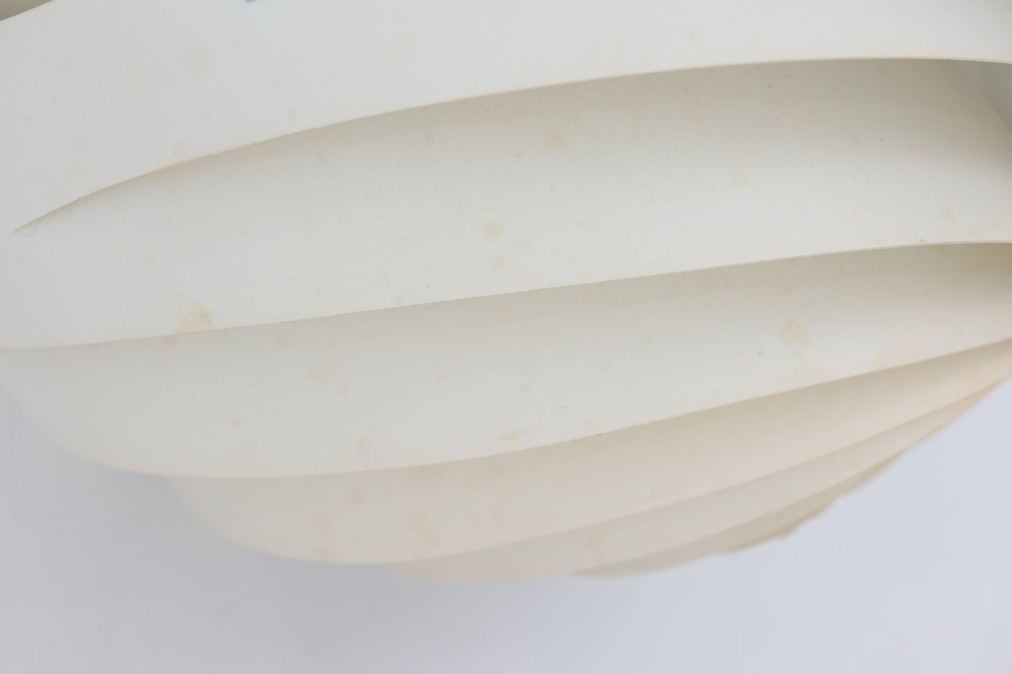 Louis Weisdorfによってデザインされた「Turbo」です。現在、GUBI社によって復刻されていますが、こちらはLyfa社製造のオリジナルモデルとなります。重なり合うアルミから漏れ出す光は、柔らかく温かみのある印象を与えてくれます。また、日本の和紙をモデルにデザインされたと言われており、日本の家屋にもよく調和するデザインです。