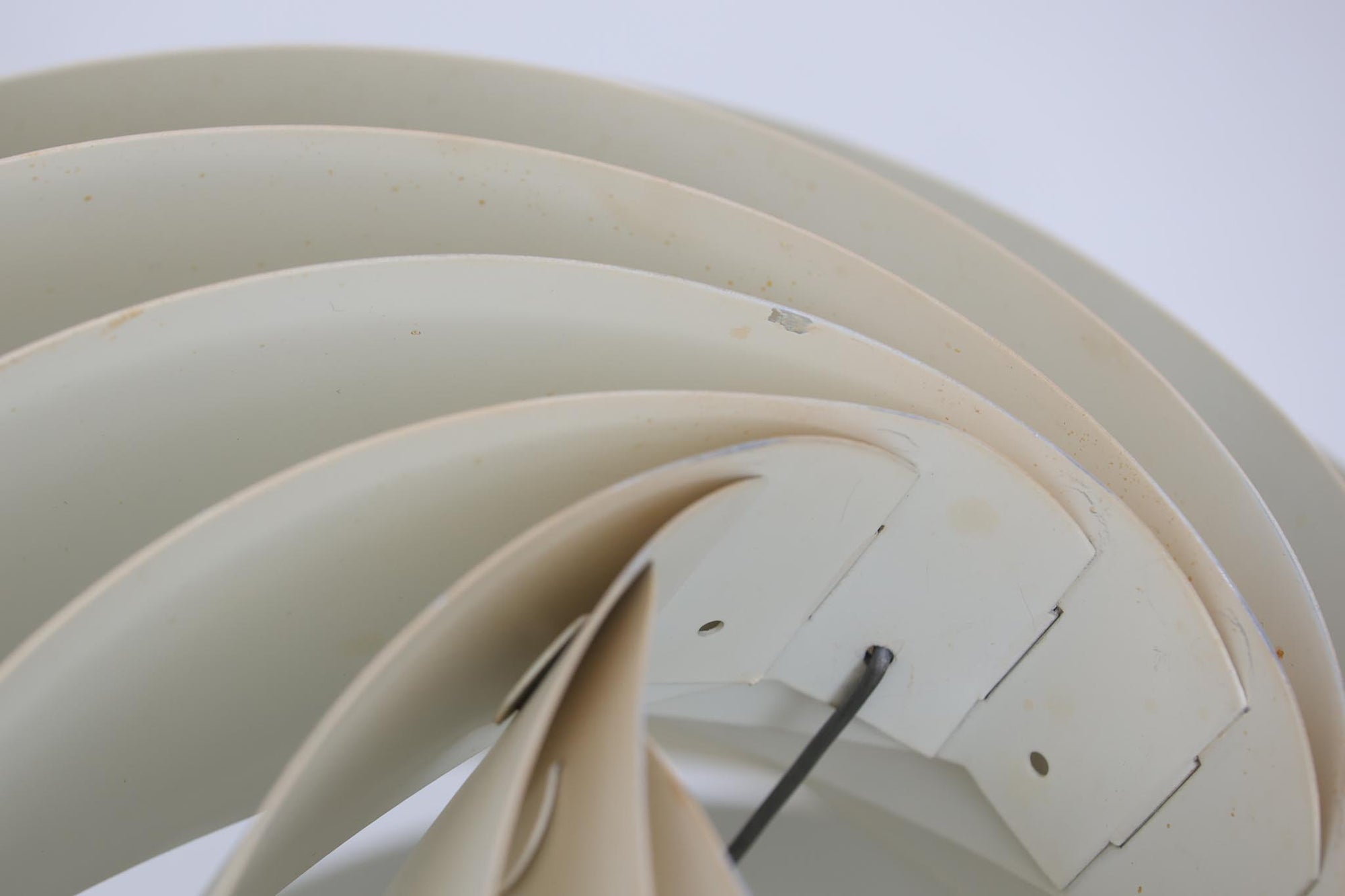 Louis Weisdorfによってデザインされた「Turbo」です。現在、GUBI社によって復刻されていますが、こちらはLyfa社製造のオリジナルモデルとなります。重なり合うアルミから漏れ出す光は、柔らかく温かみのある印象を与えてくれます。また、日本の和紙をモデルにデザインされたと言われており、日本の家屋にもよく調和するデザインです。