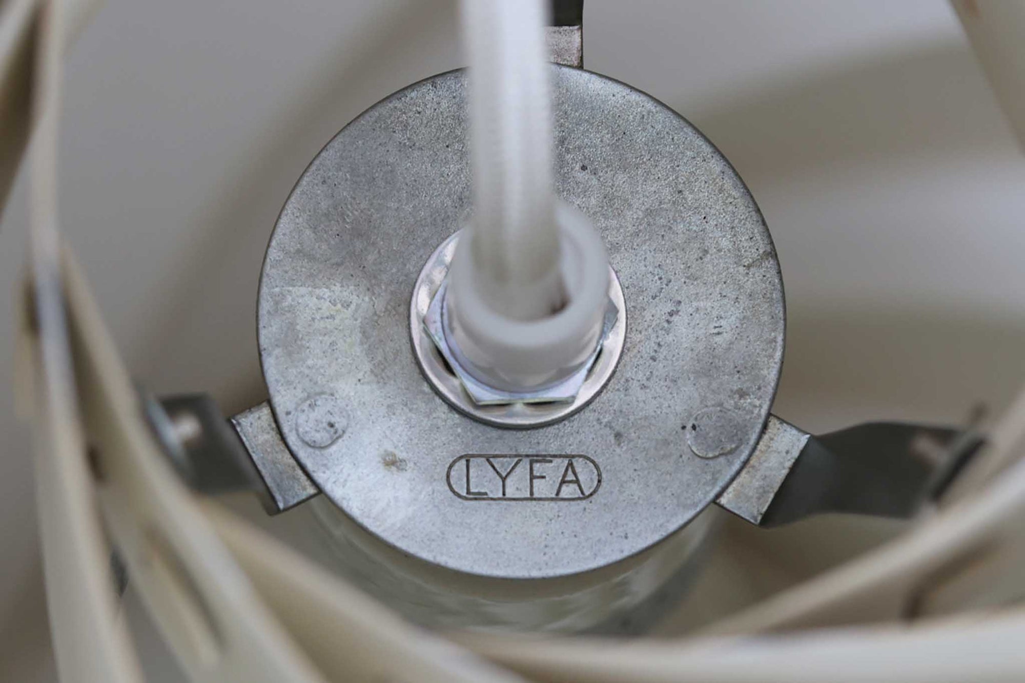 Louis Weisdorfによってデザインされた「Turbo」です。現在、GUBI社によって復刻されていますが、こちらはLyfa社製造のオリジナルモデルとなります。重なり合うアルミから漏れ出す光は、柔らかく温かみのある印象を与えてくれます。また、日本の和紙をモデルにデザインされたと言われており、日本の家屋にもよく調和するデザインです。