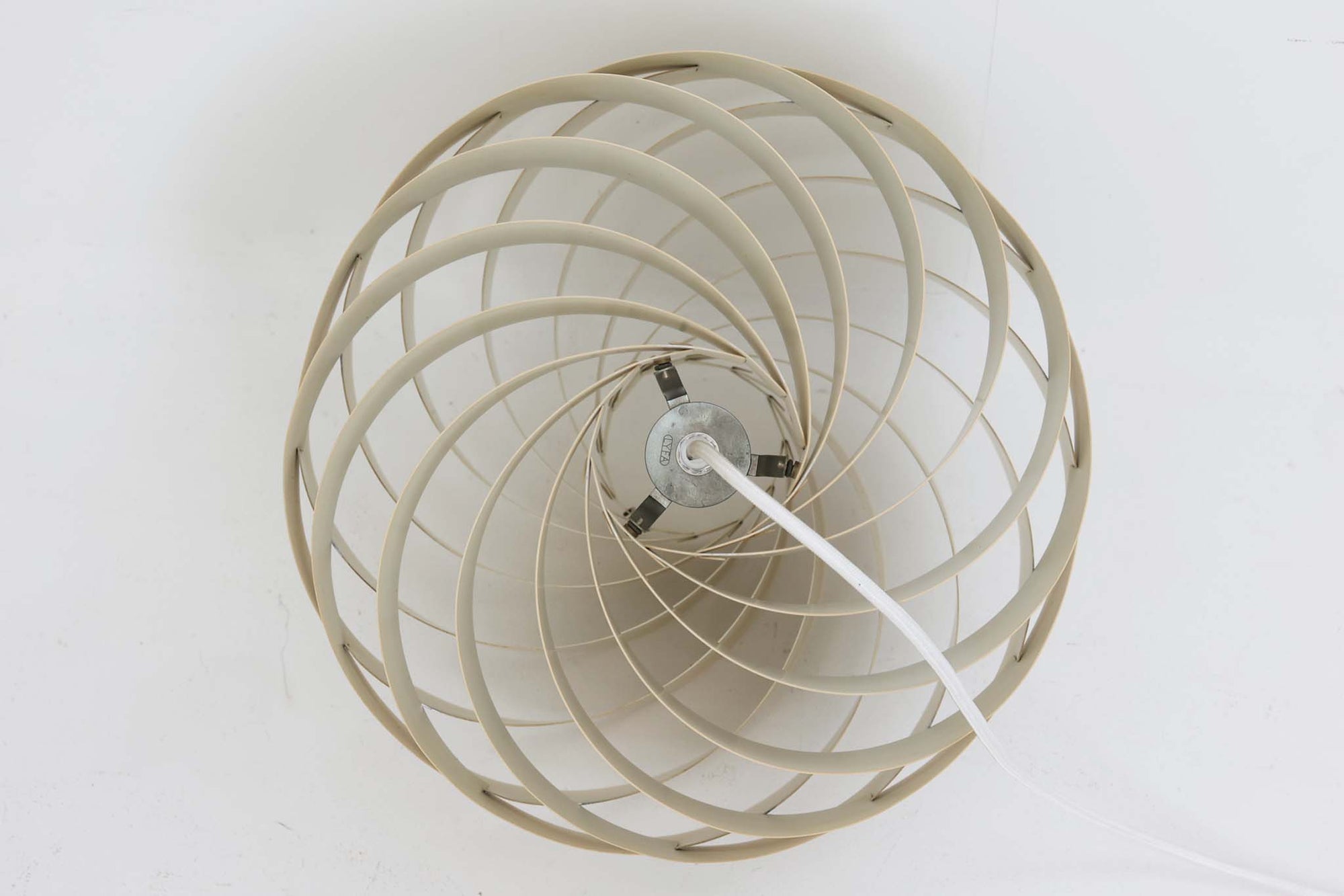 Louis Weisdorfによってデザインされた「Turbo」です。現在、GUBI社によって復刻されていますが、こちらはLyfa社製造のオリジナルモデルとなります。重なり合うアルミから漏れ出す光は、柔らかく温かみのある印象を与えてくれます。また、日本の和紙をモデルにデザインされたと言われており、日本の家屋にもよく調和するデザインです。