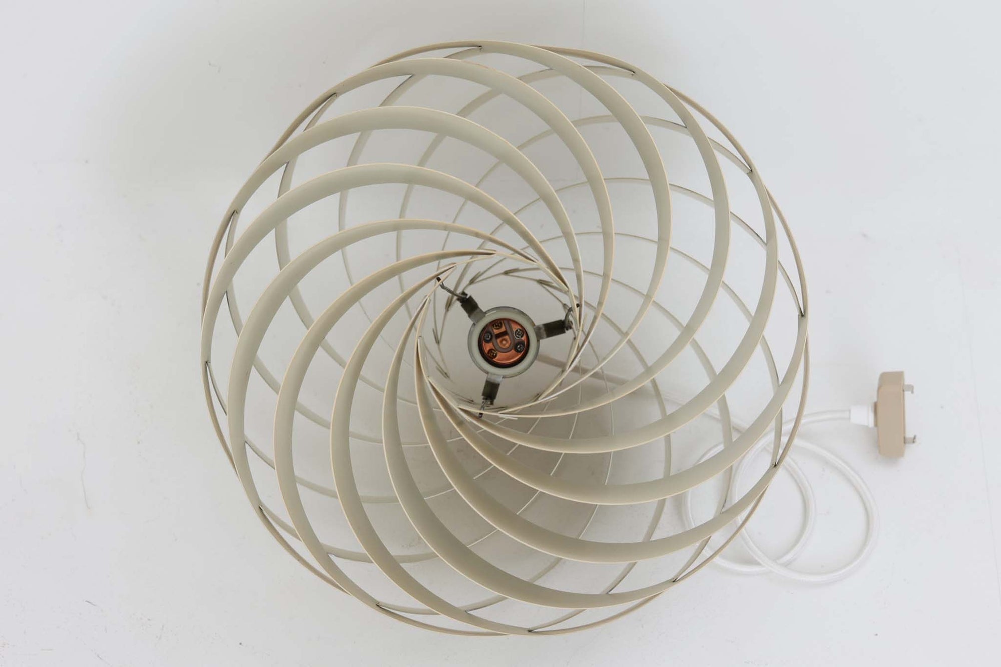 Louis Weisdorfによってデザインされた「Turbo」です。現在、GUBI社によって復刻されていますが、こちらはLyfa社製造のオリジナルモデルとなります。重なり合うアルミから漏れ出す光は、柔らかく温かみのある印象を与えてくれます。また、日本の和紙をモデルにデザインされたと言われており、日本の家屋にもよく調和するデザインです。